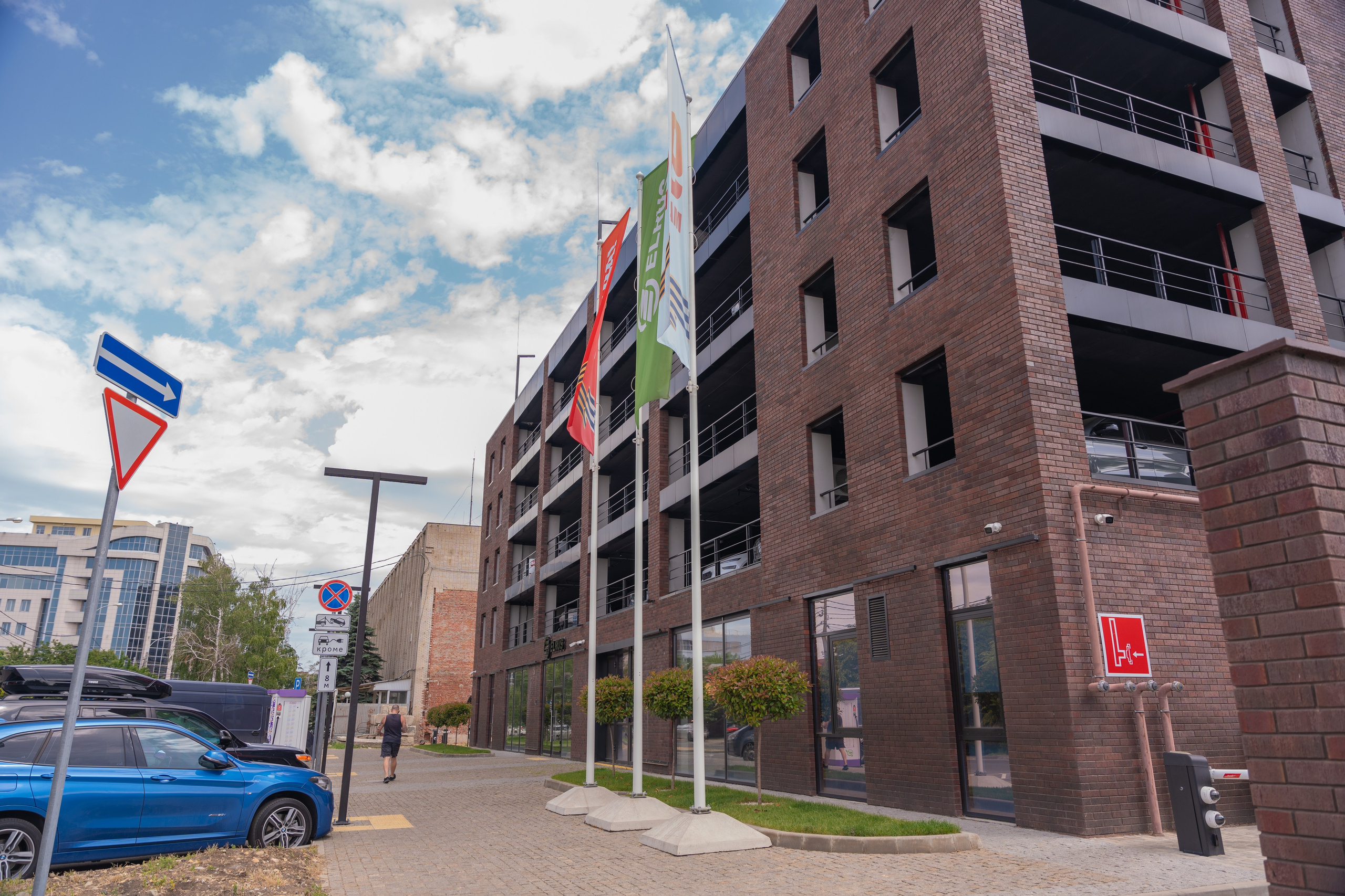 Интерьерная фотосъемка автосалона Elrus в Краснодаре. Zeekr, LiXiang Профессиональная фотосъемка интерьера премиум-автосалона в Краснодаре. Шедевры для Вас! Фотограф и Видеограф в Краснодаре Пахиев Руслан