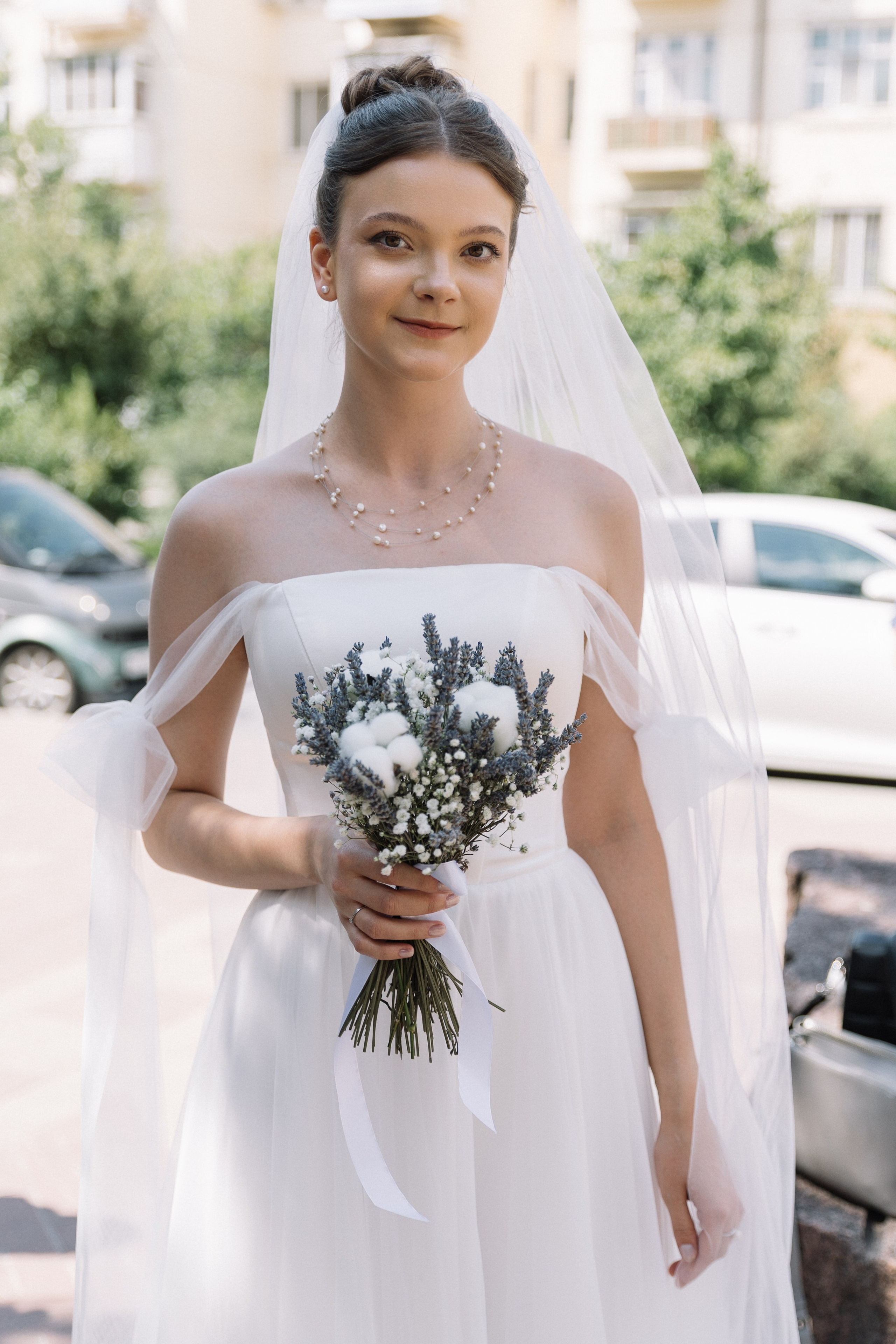Невеста Юлия с букетом цветов, фотосессия в светлый день