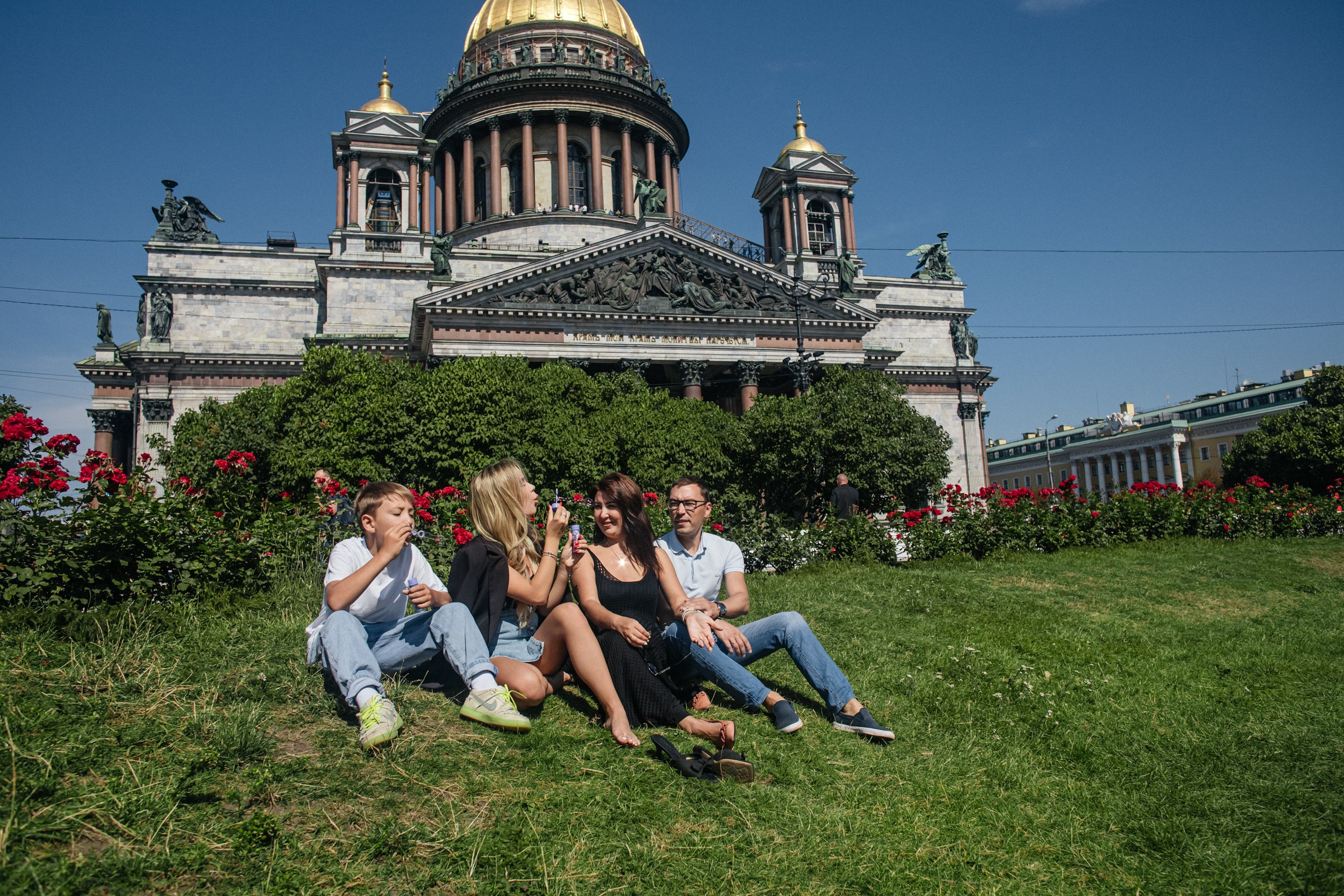Василина с семьей в августе. Фотопрогулка в Петербурге. Индивидуальный и семейный фотограф в Санкт-Петербурге