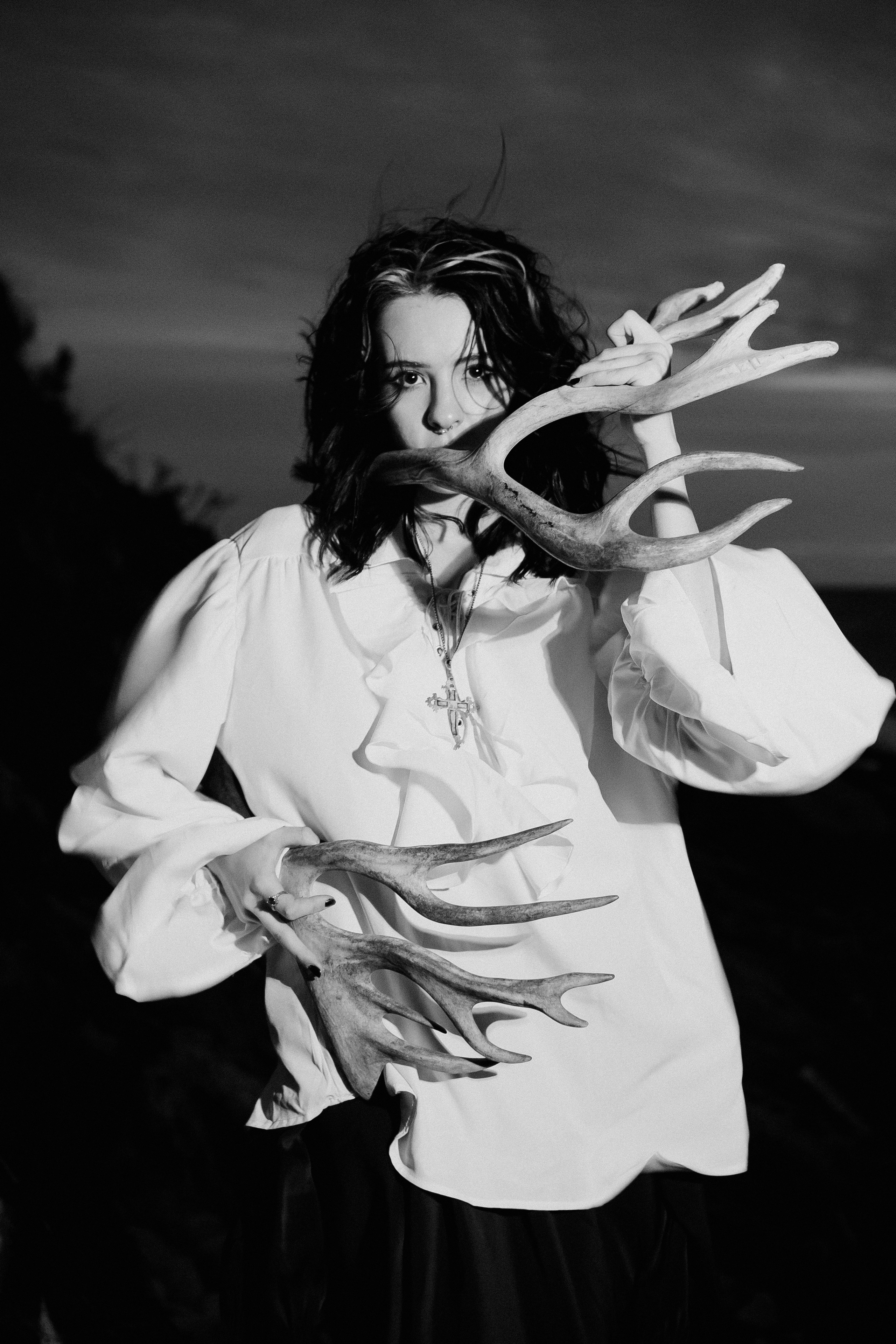 Съёмка у моря с оленьими рогами