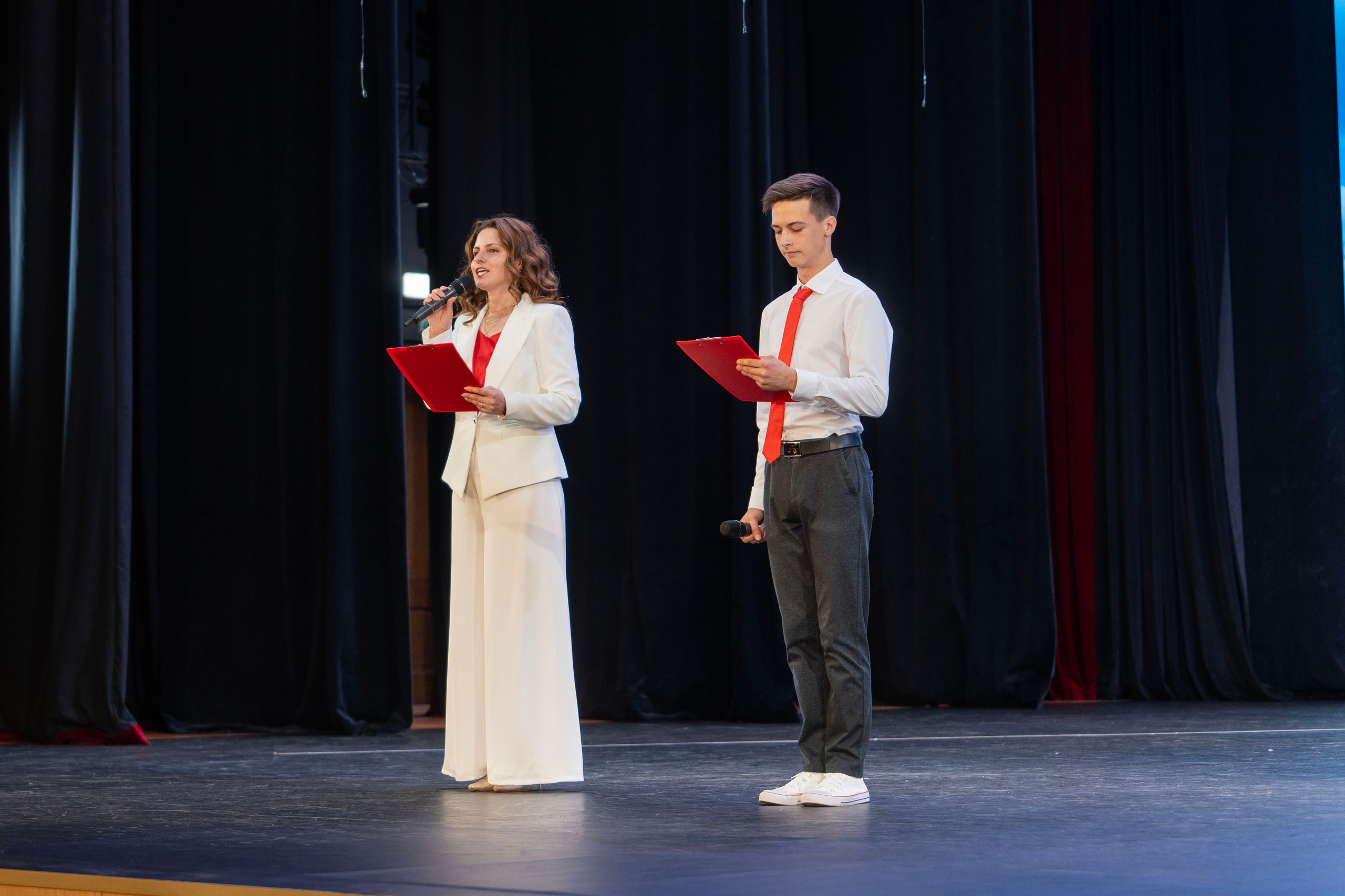 Выдача аттестатов 9 классы. Фотограф Юлия Попова