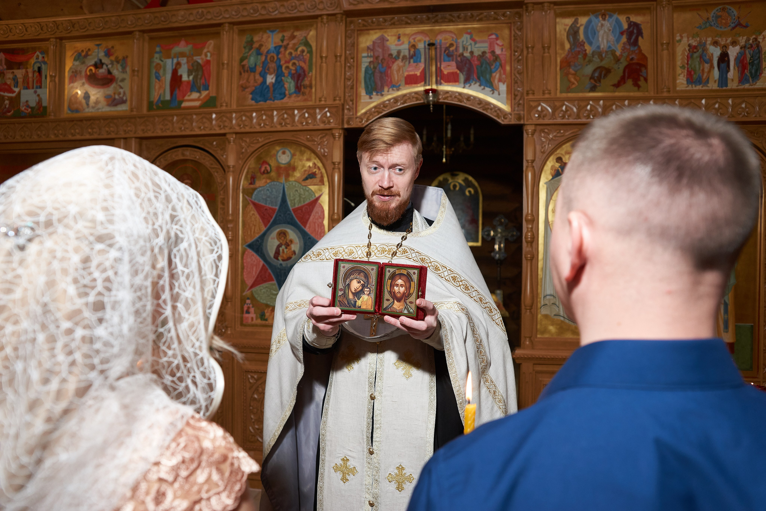 Священник с иконой.