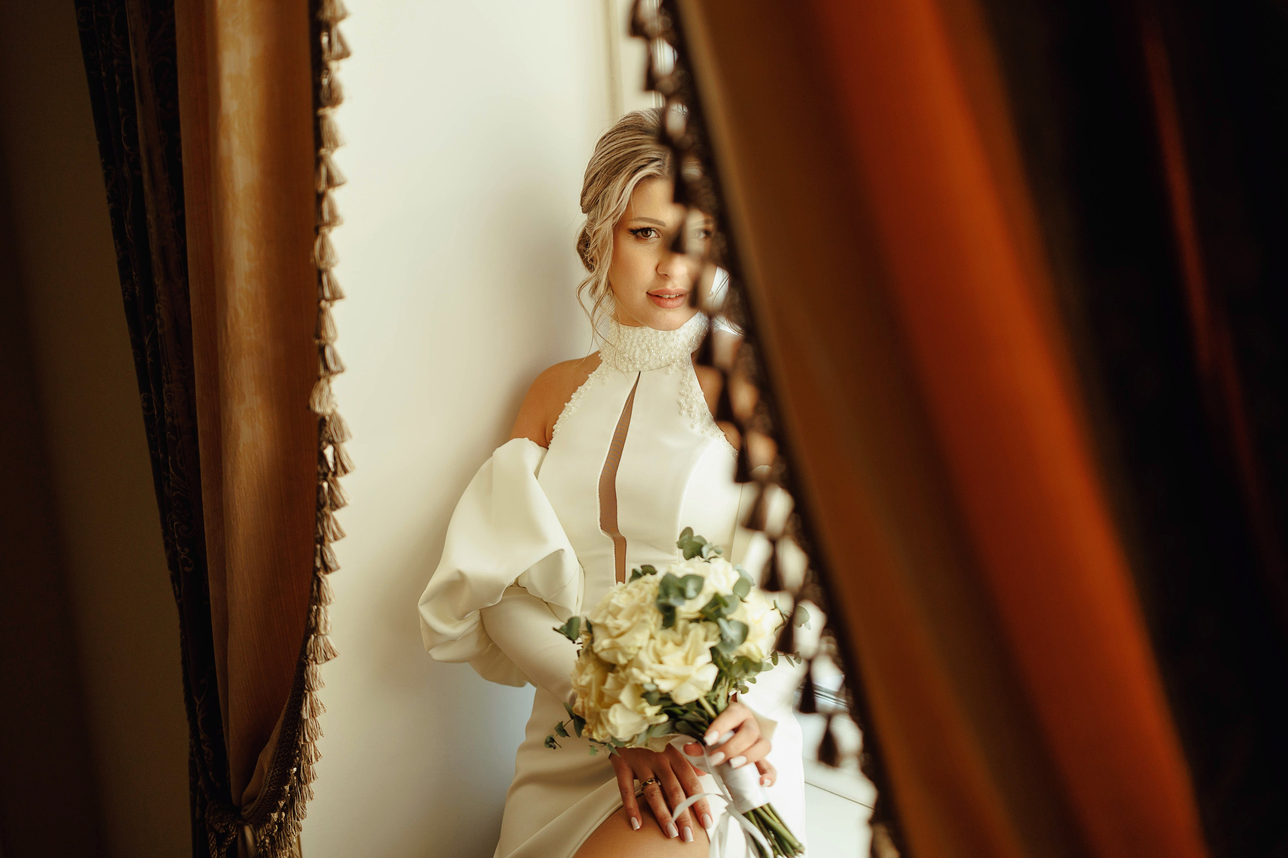 Красивый портрет невесты у окна усадьбы Лосевых-Шатиловых-Сталь-фон-Гольфштейн в Воронеже