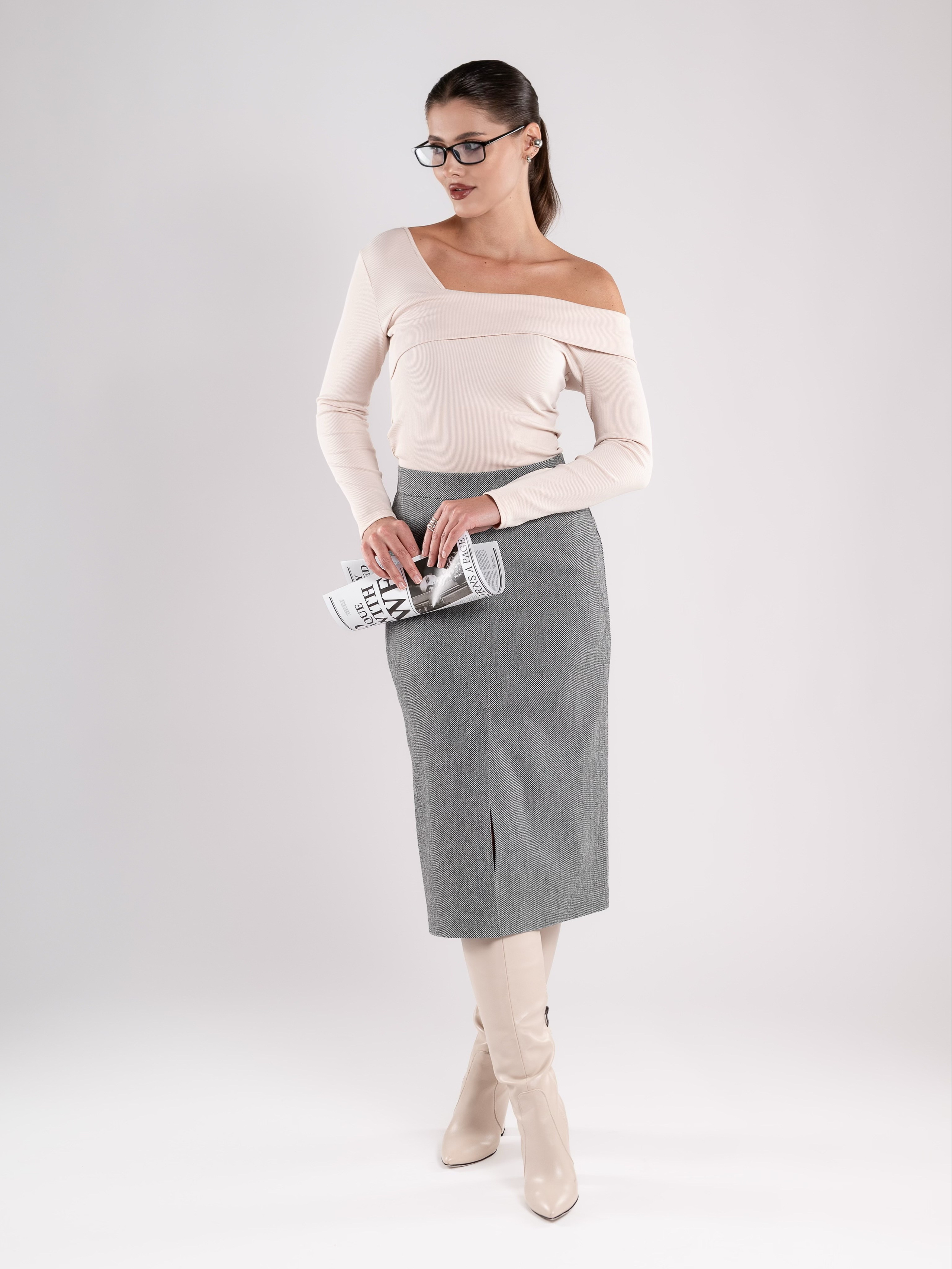 Юбки классика серый фон+интерьер. Предметный фотограф, фото для маркетплейсов Пятигорск, КМВ