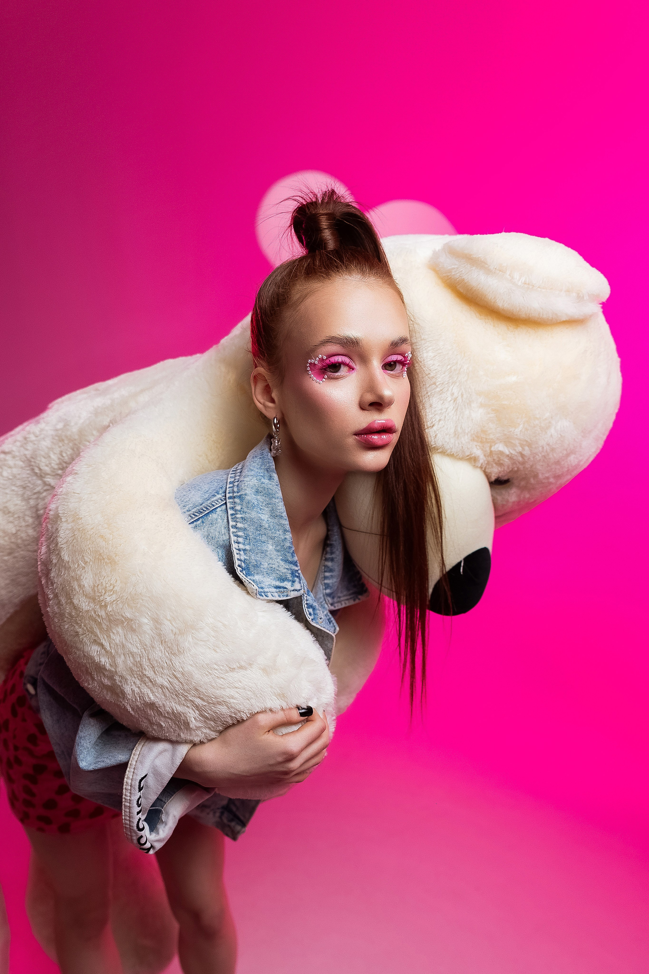 идея фотосессия на 14 февраля, день всех влюблённых, цветной свет, маски габо, 14 февраля, ростовой медведь