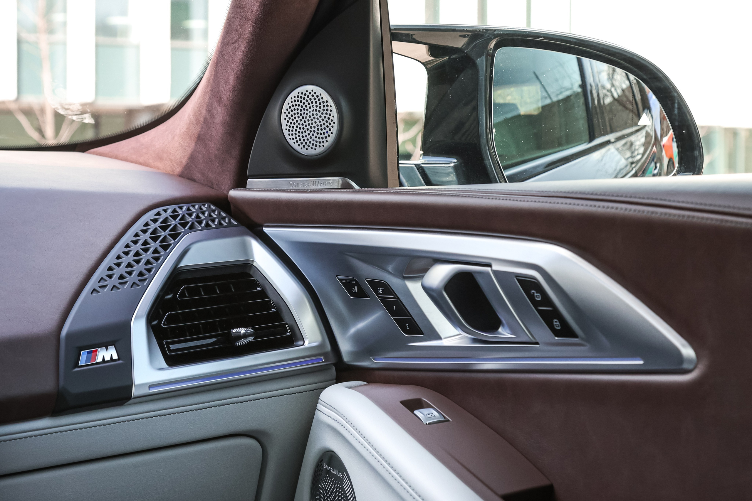 2024 BMW XM. Mixturecaptures