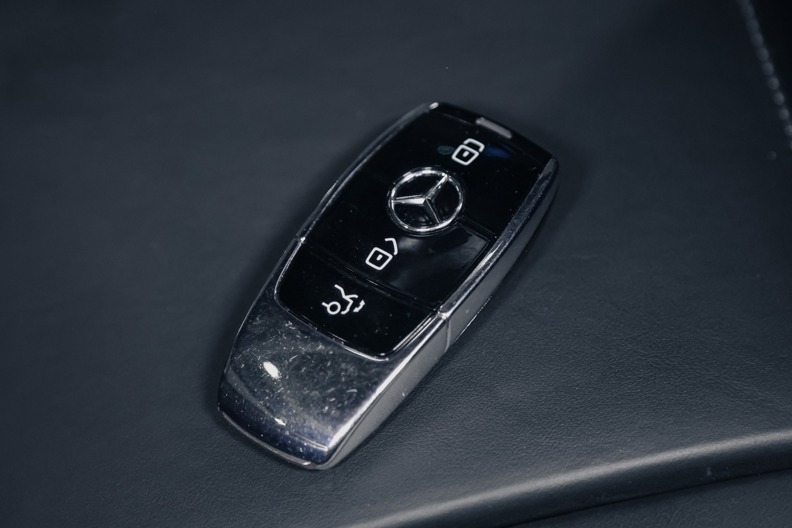 2020 MERCEDES BENZ S63 AMG WHITE ON BLACK $145,000 / 27,100 KM ODOMETER. Mixturecaptures