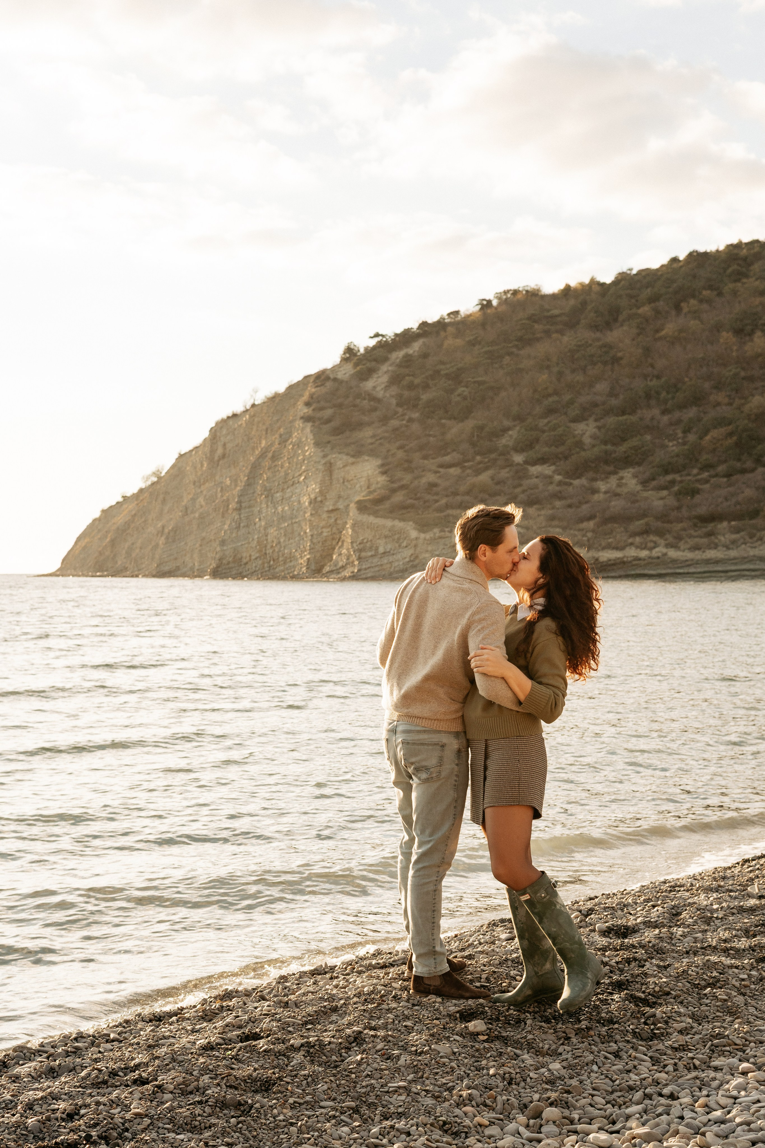 Счастливая семейная пара на берегу моря в Абрау