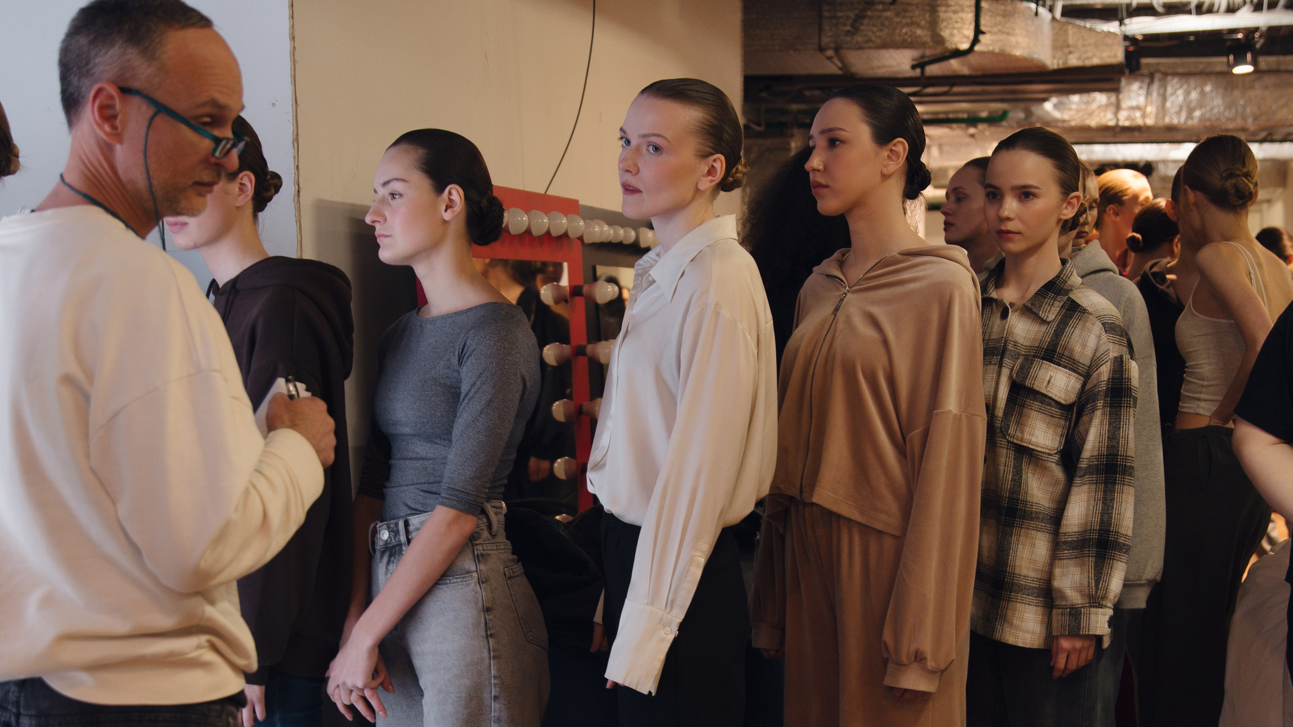 Бекстейдж показа «Новые Имена» собака.ru|ДЛТ. Портретный и репортажный фотограф в Санкт-Петербурге