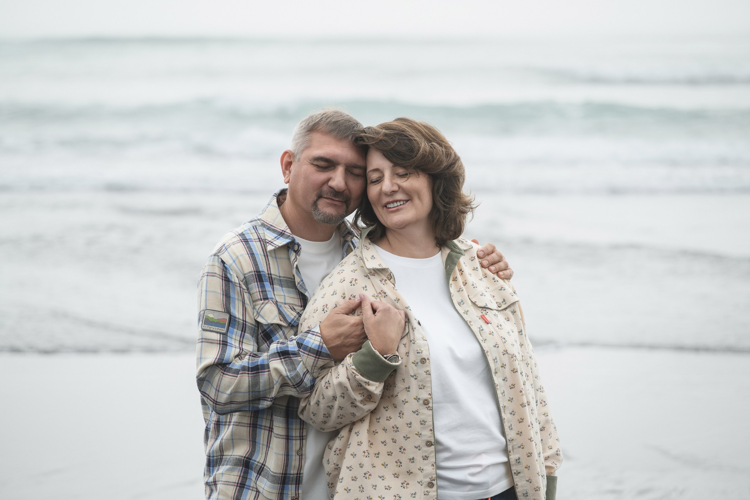 Семейная фотосъемка на берегу океана в Петропавловске-Камчатском. Семейная фотосессия на фоне вулканов в Петропавловске-Камчатском. Искренние семейные фотографии на камчатском побережье. Семейная любовь и дикая природа Камчатки в кадре.
