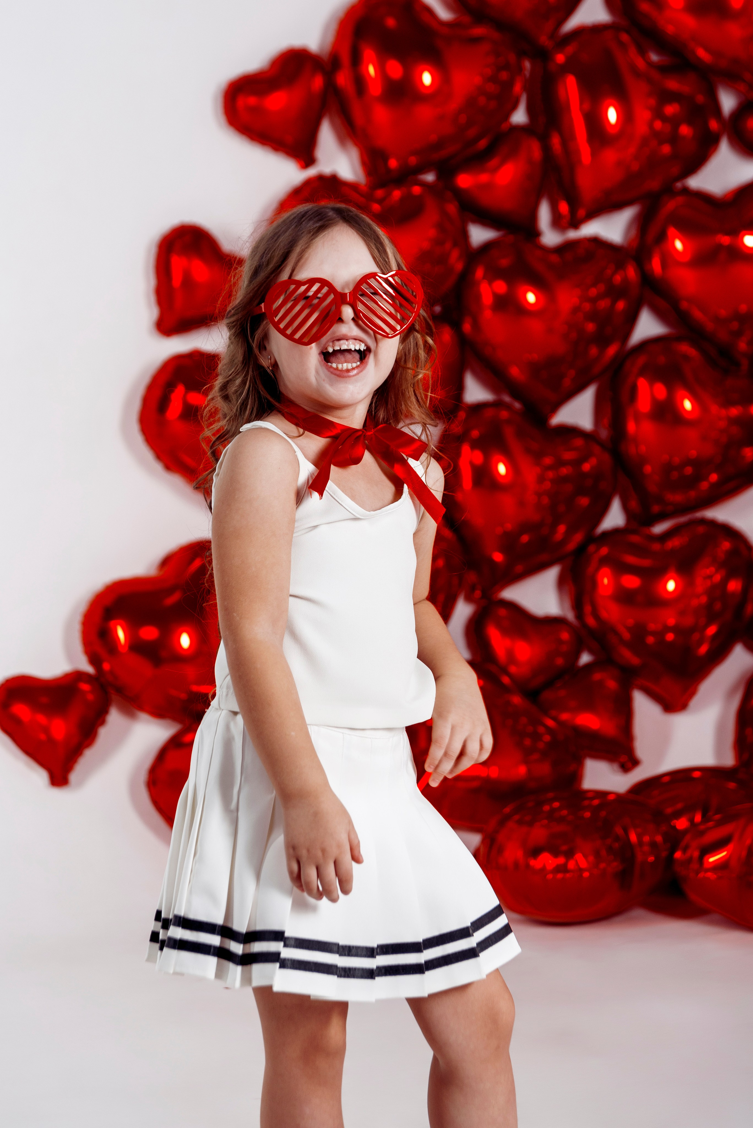 Детская фотосессия с красными сердцами в фотостудии Сочи. Детский студийный фотограф Сочи