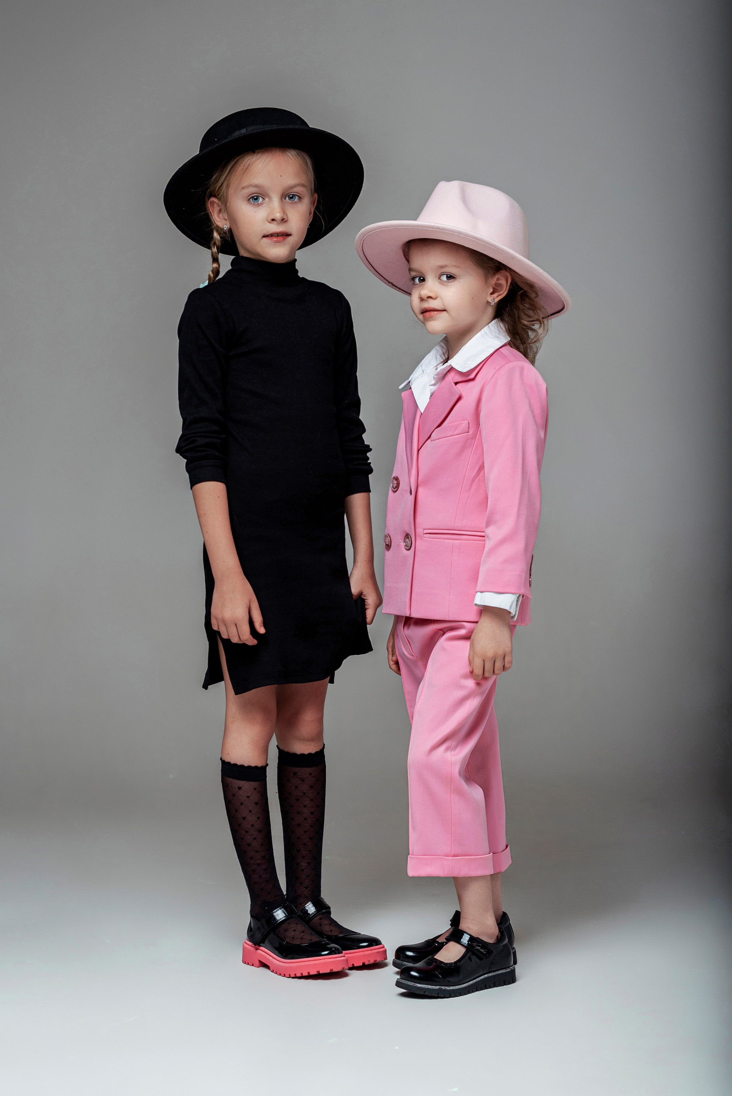 Детская фотосессия сестёр в Сочи. Детский студийный фотограф Сочи