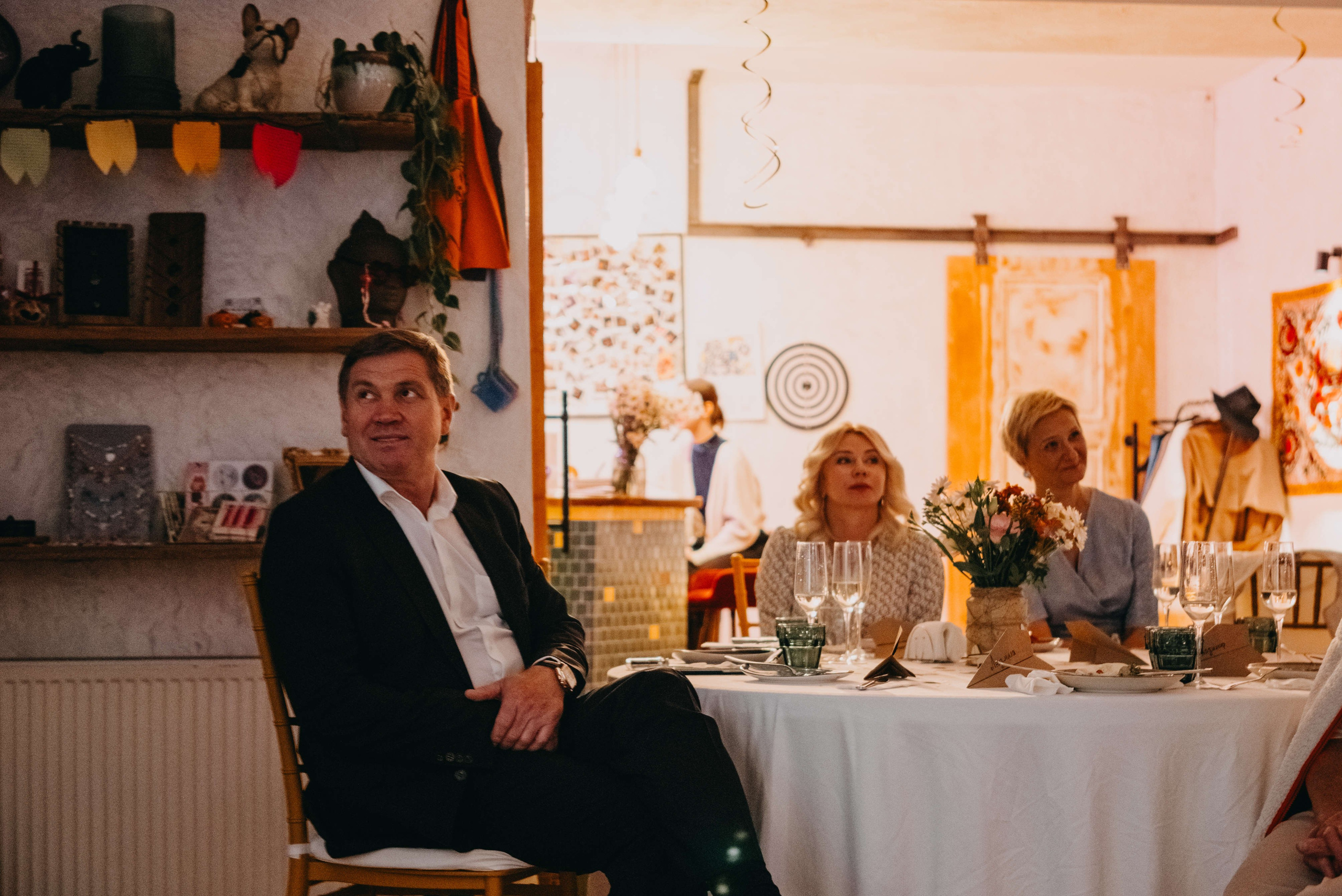 Годовщина свадьбы в кафе. Портретный и свадебный фотограф в Тбилиси • xeniqo