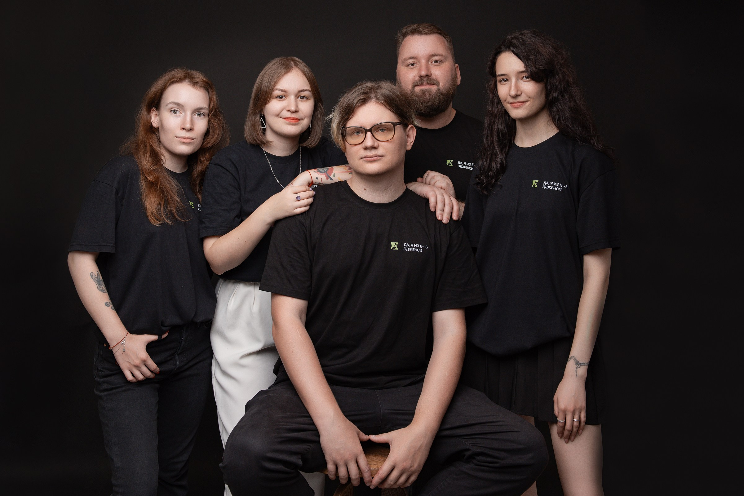 Съёмка сотрудников для сайта, портретная съёмка на чёрном или белом фоне, контент съёмка