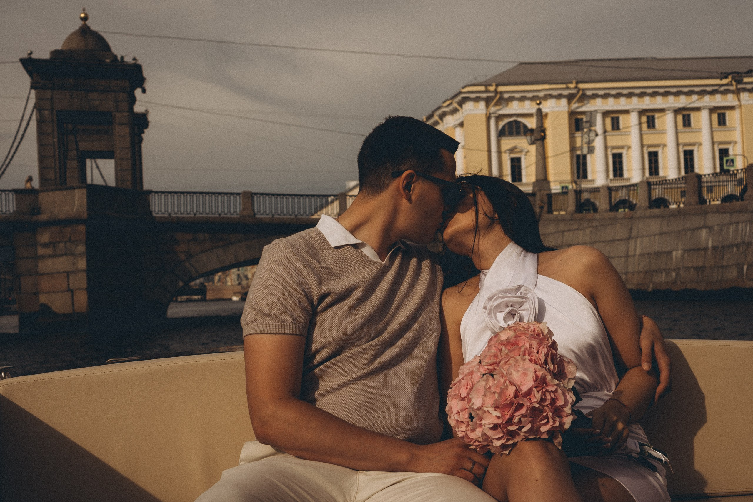 СВАДЕНБНАЯ СЬЕМКА НА КАТЕРЕ ПО КАНАЛАМ САНКТ-ПЕТЕРБУРГА И В АКВАТОРИИ НЕВЫ. Профессиональный фотограф, Санкт-Петербург — Виктория Богомолова