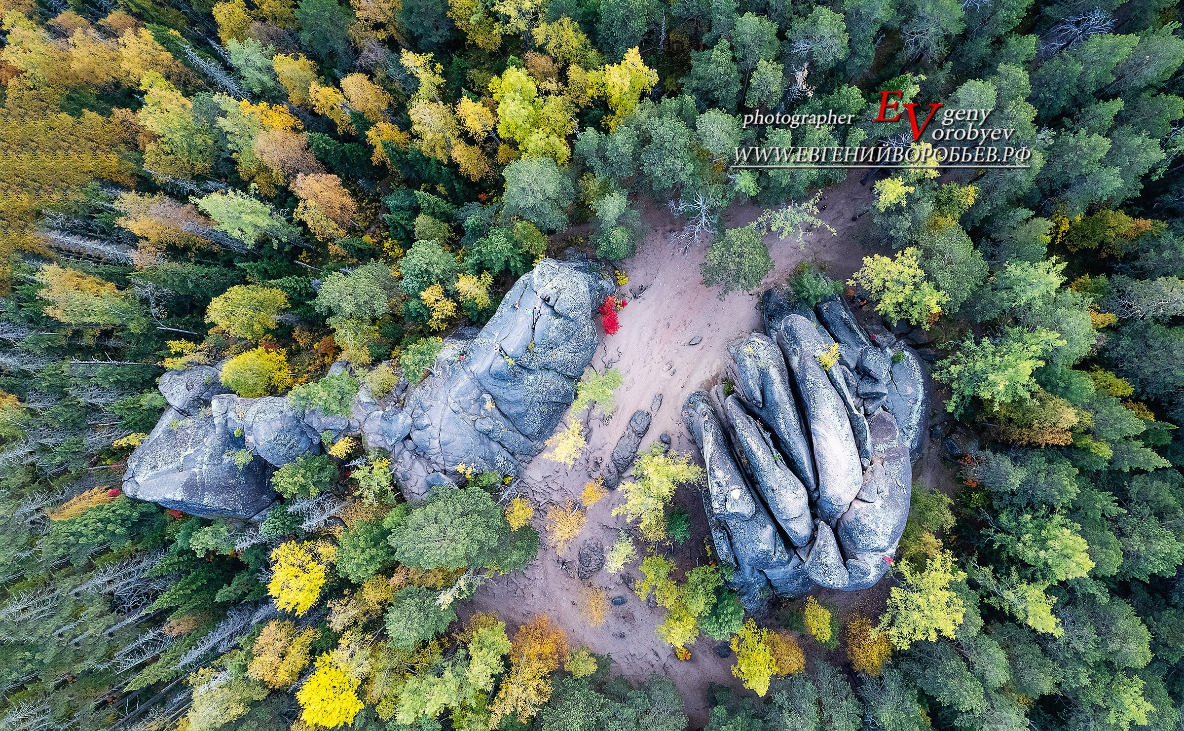 Экскурсия национальный парк заповедник Красноярские столбы цена заказать забронировать фото тур интересные места достопримечательности что посмотреть где побывать в Красноярске  Туристический маршрут центральные столбы скала Перья Дед Львиные ворота первый второй столб Фотосессия фотограф Красноярск природа пейзаж аэросъёмка с FPV дрона квадрокоптера