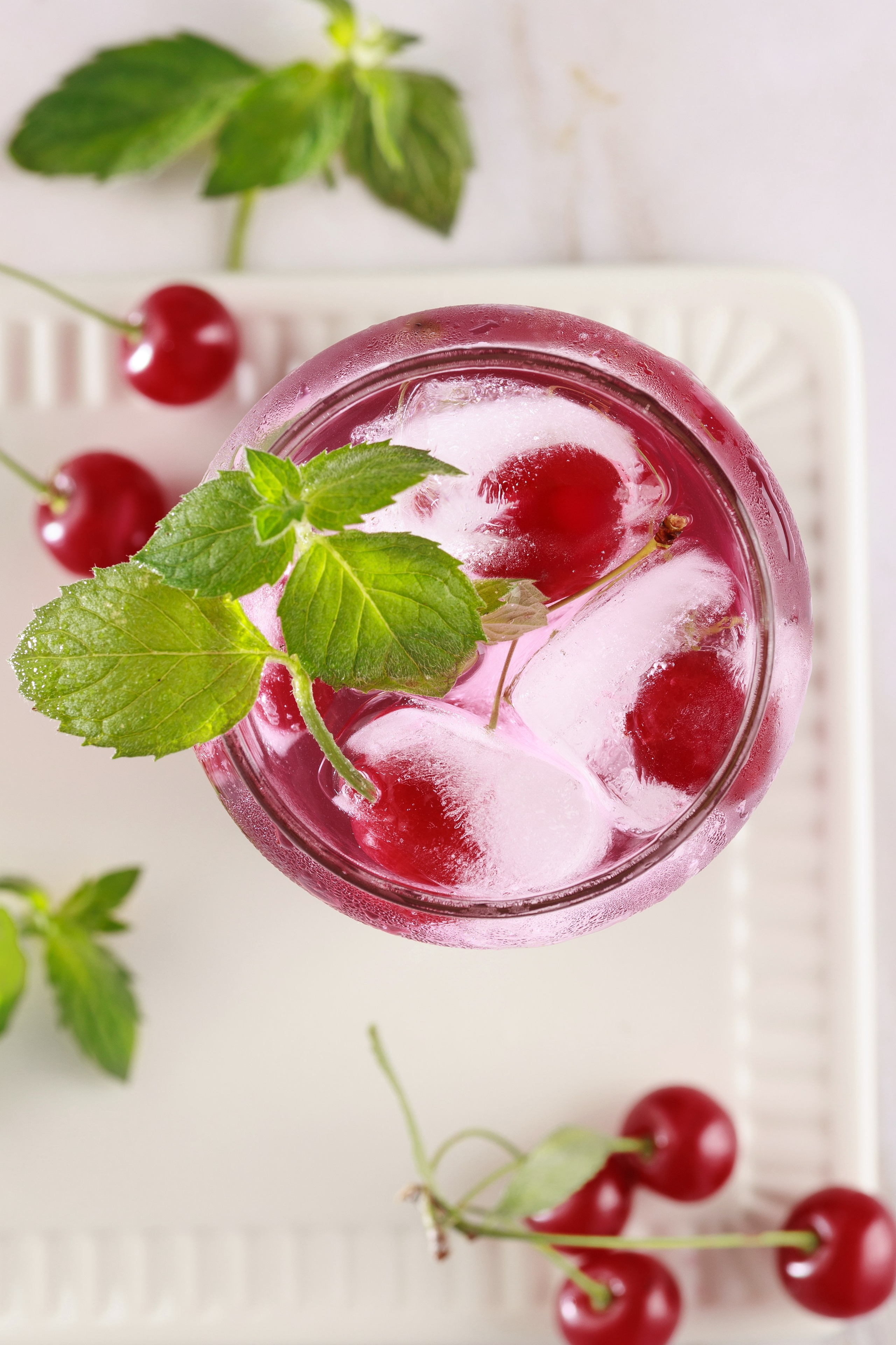 Вишневый лимонад с мятой со льдом, фудфото напитка