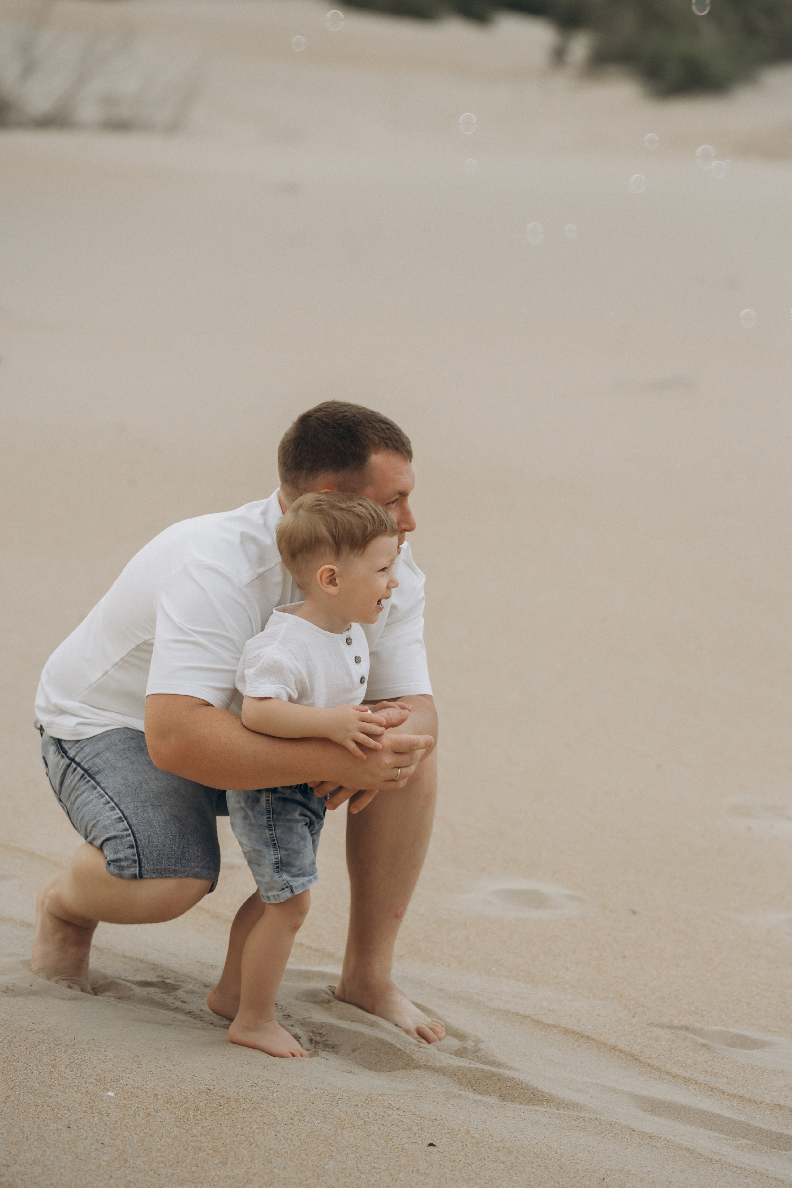 Фотограф Голубицкая создала кадр – папа изображает "лошадку" с сыновьями на спине, а мама "управляет"  