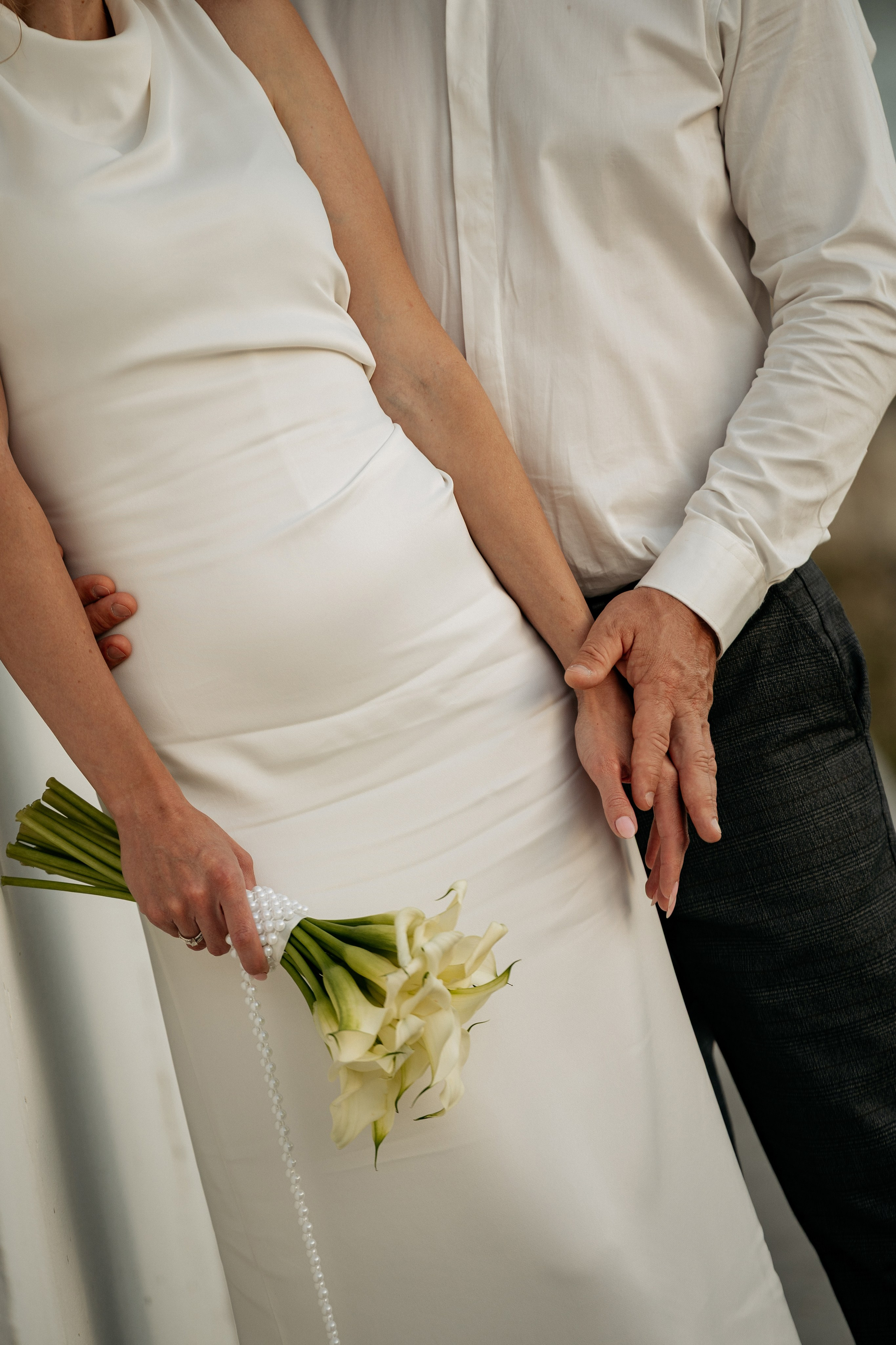 Пара танцует на съемке у свадебного фотографа в Абрау-Дюрсо. Свадебный фотограф Новороссийск для вашего торжества.