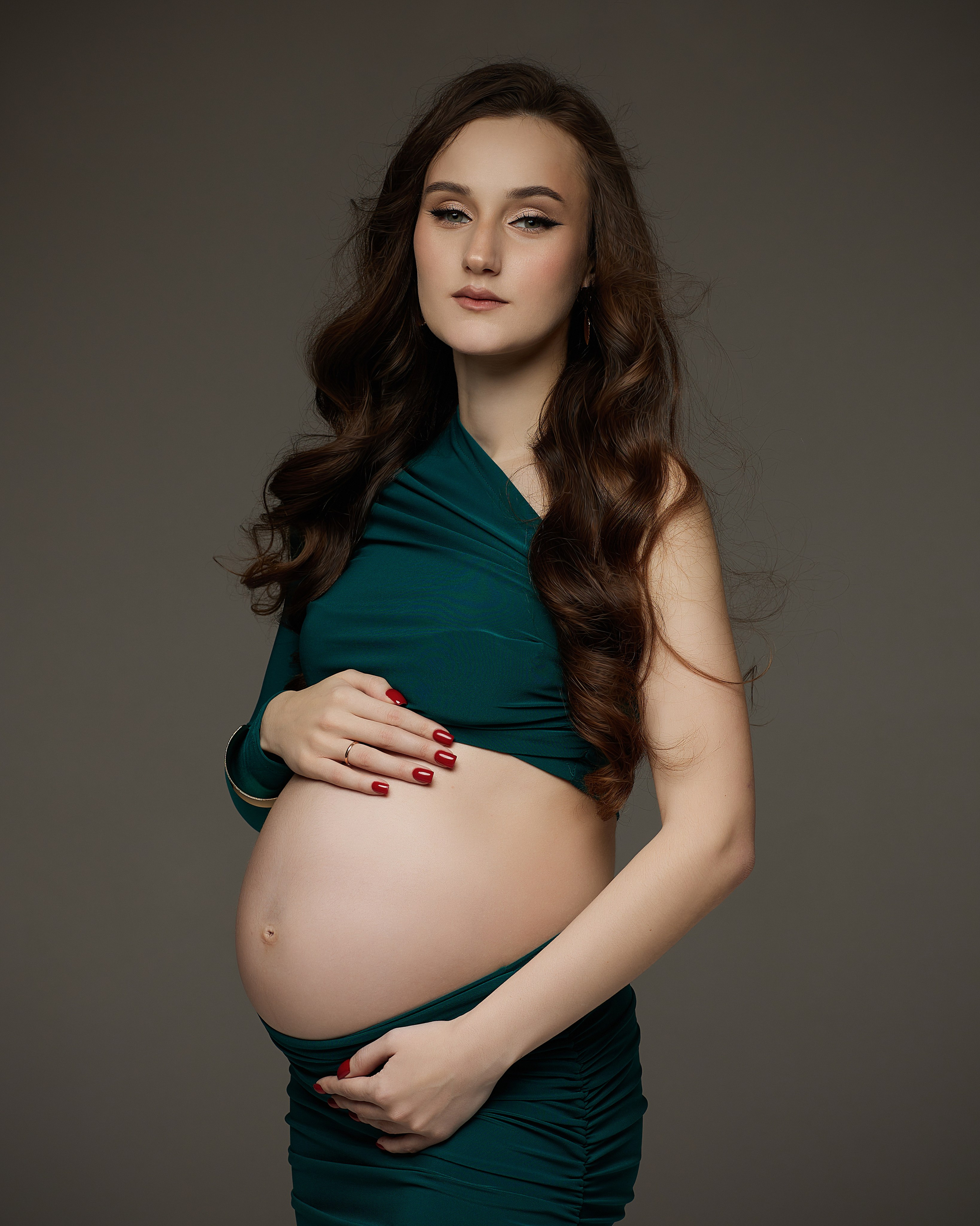 Фотосессия для беременных c одеждой и визажем в студии. Профессиональный фотограф в Москве Наталья Белова