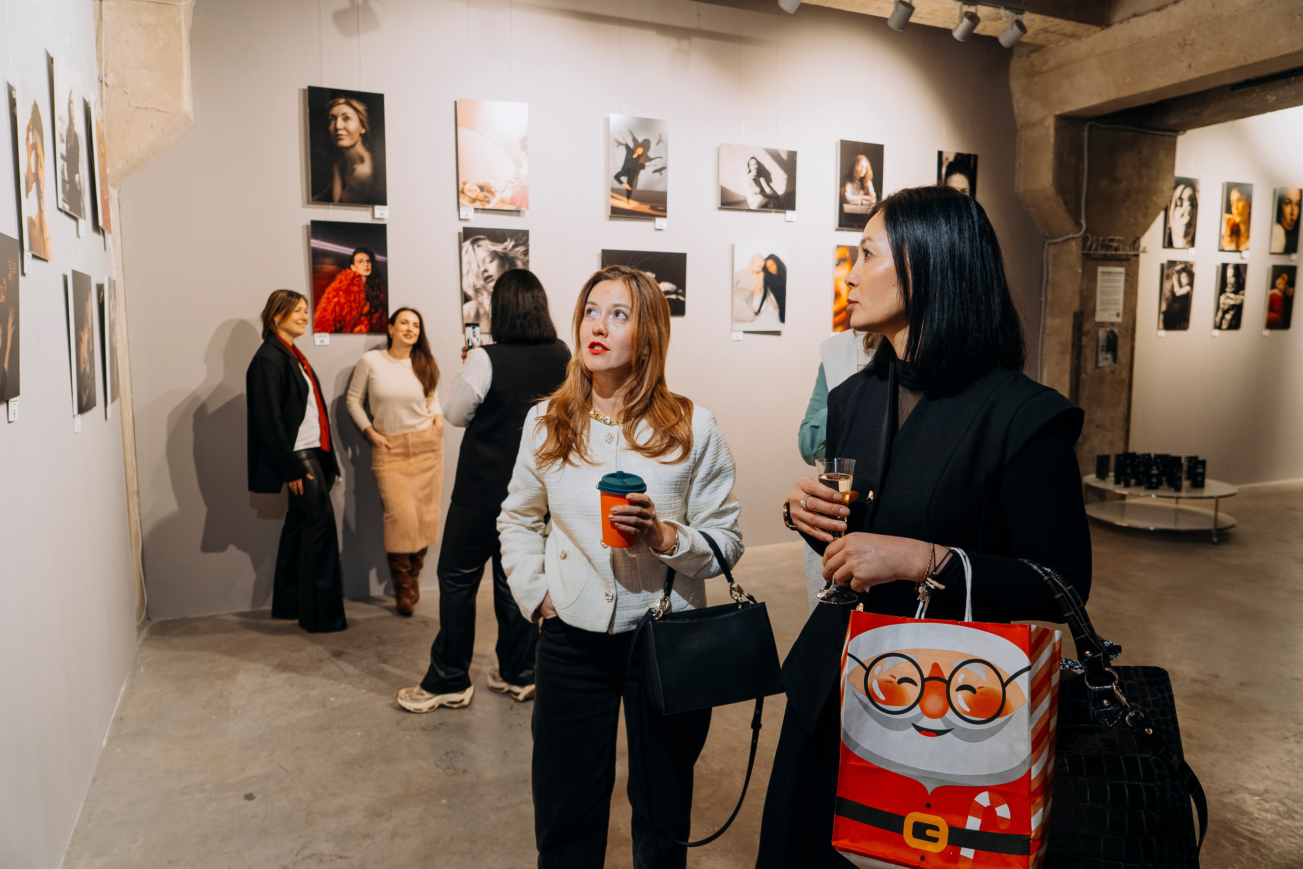Вернисаж фотовыставки MFamilia «Гармония различий». Организация фотовыставок в Петербурге и Москве, MFamilia (МФамилия)