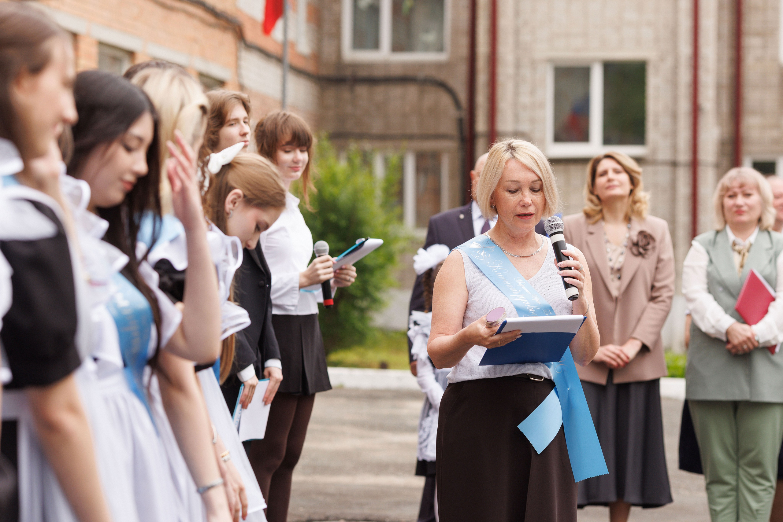 Последний звонок Гимназия Артем. Photoalbum-vl.ru
