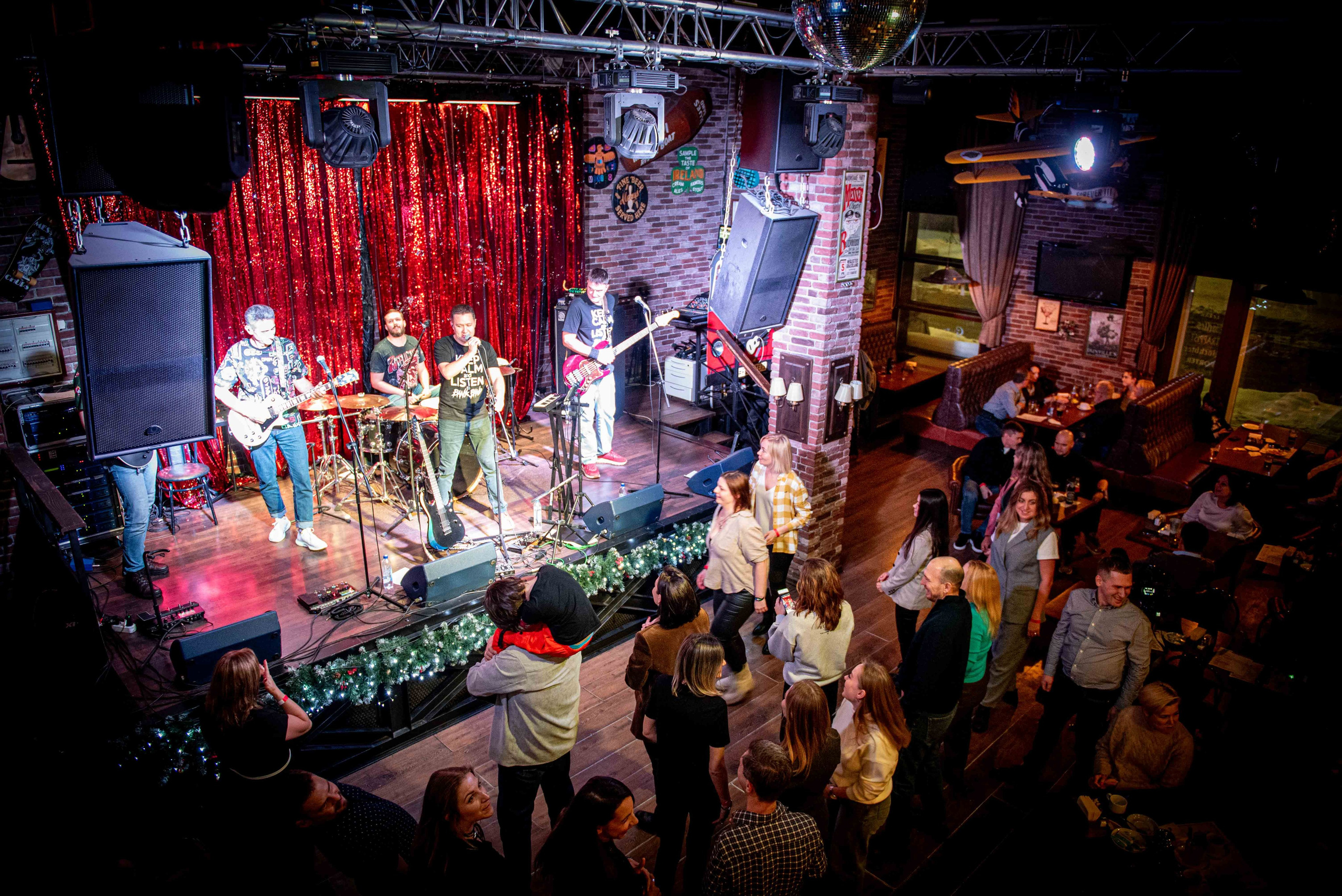 LifePub 16.12.2024. Московская кавер-группа BankBand