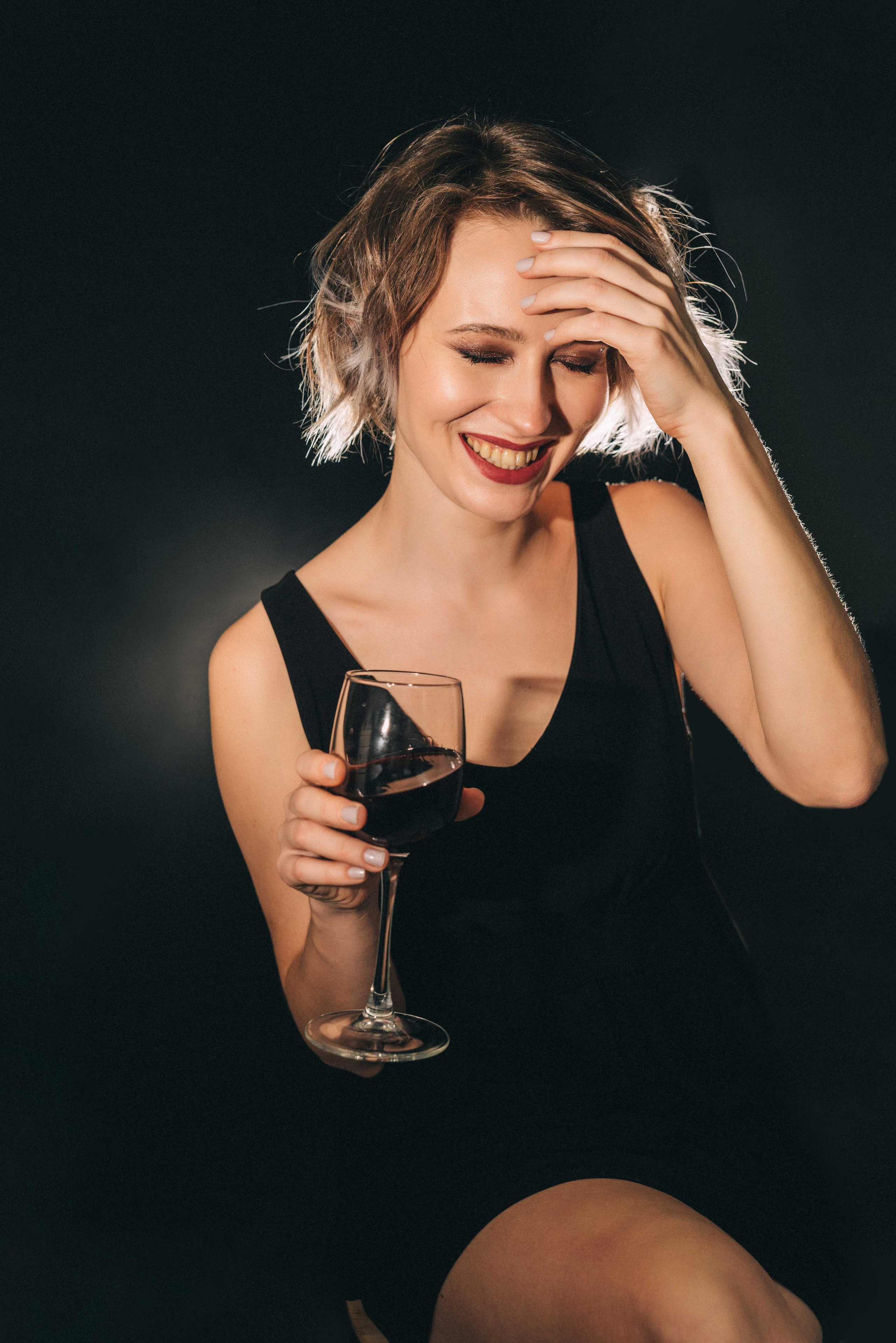 Саша и вино | портреты на белом фоне. Фотограф и видеограф в Москве и Абу Даби Мария Кулагина