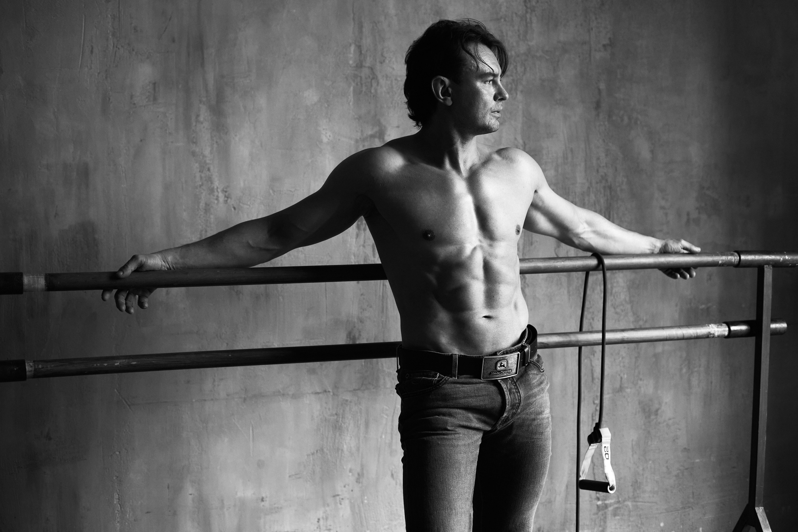 Мужские фотосессии в студии и на улице: художественные, для соцсетей, аватаров, сайтов знакомств. Фотограф Полина Завельская