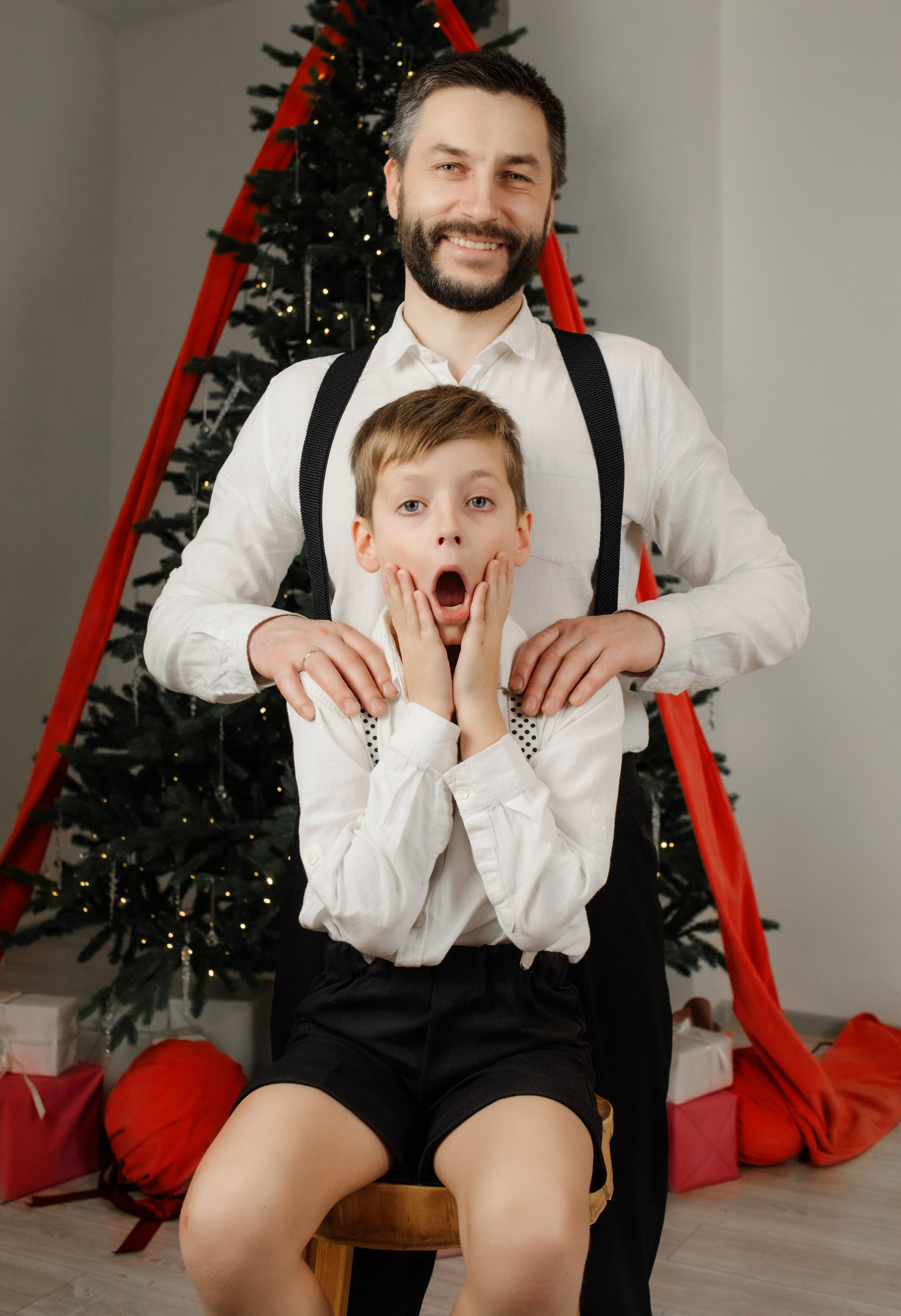 Папа и сын играют сценку из Один дома