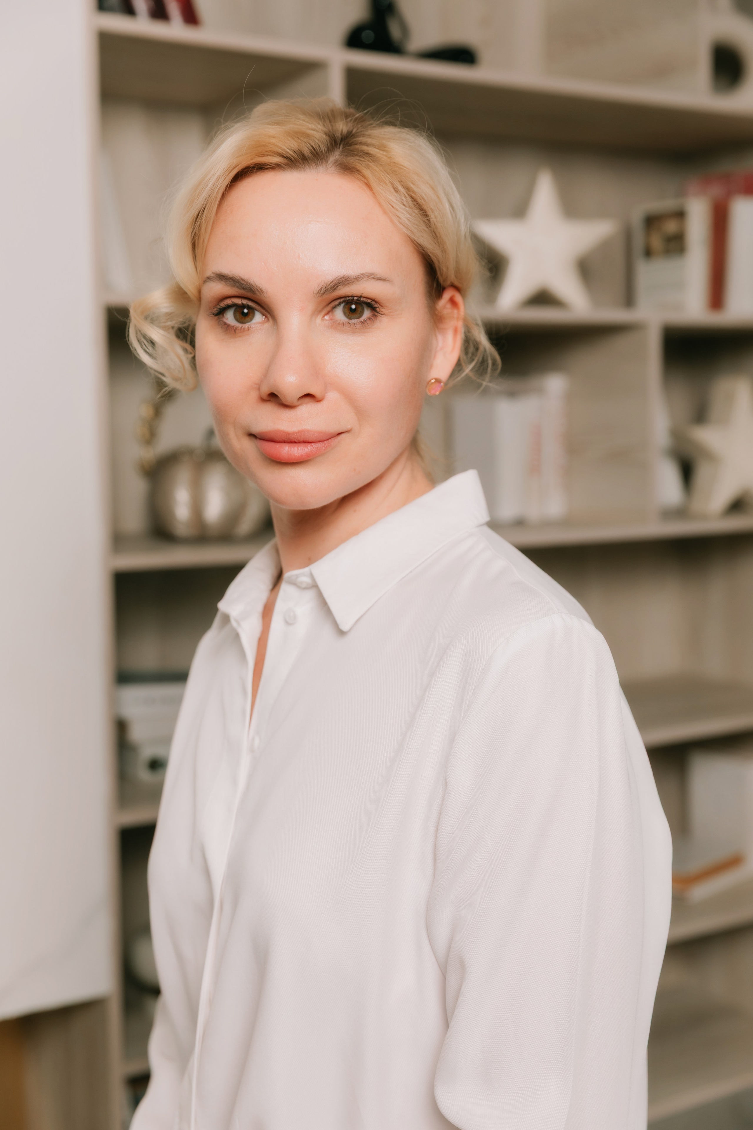 Женский портрет в студии с естественным светом. Фотограф Санкт-Петербург Светлана Вежновец