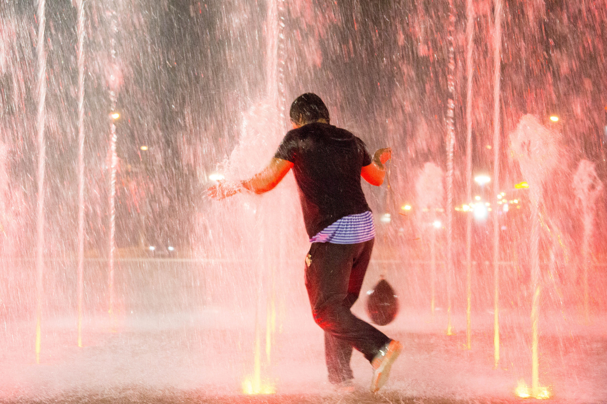 Фотосессия в фонтане. Фотограф Пермь. Фотосессия в фотостудии Перми и на свежем воздухе