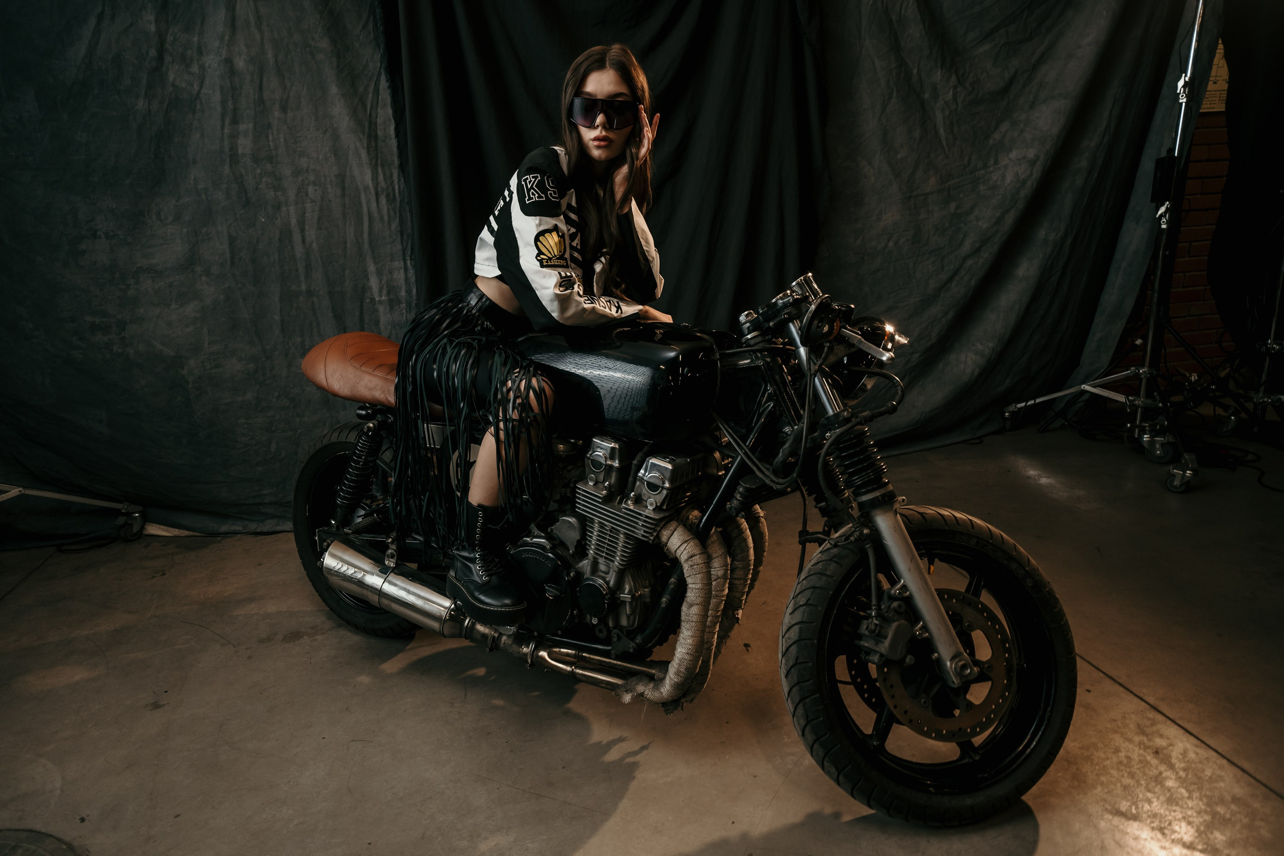 Фотосессия с мотоциклом в студии Санкт-Петербург. Свадебный, семейный, портретный, репортажный фотограф в Санкт-Петербурге