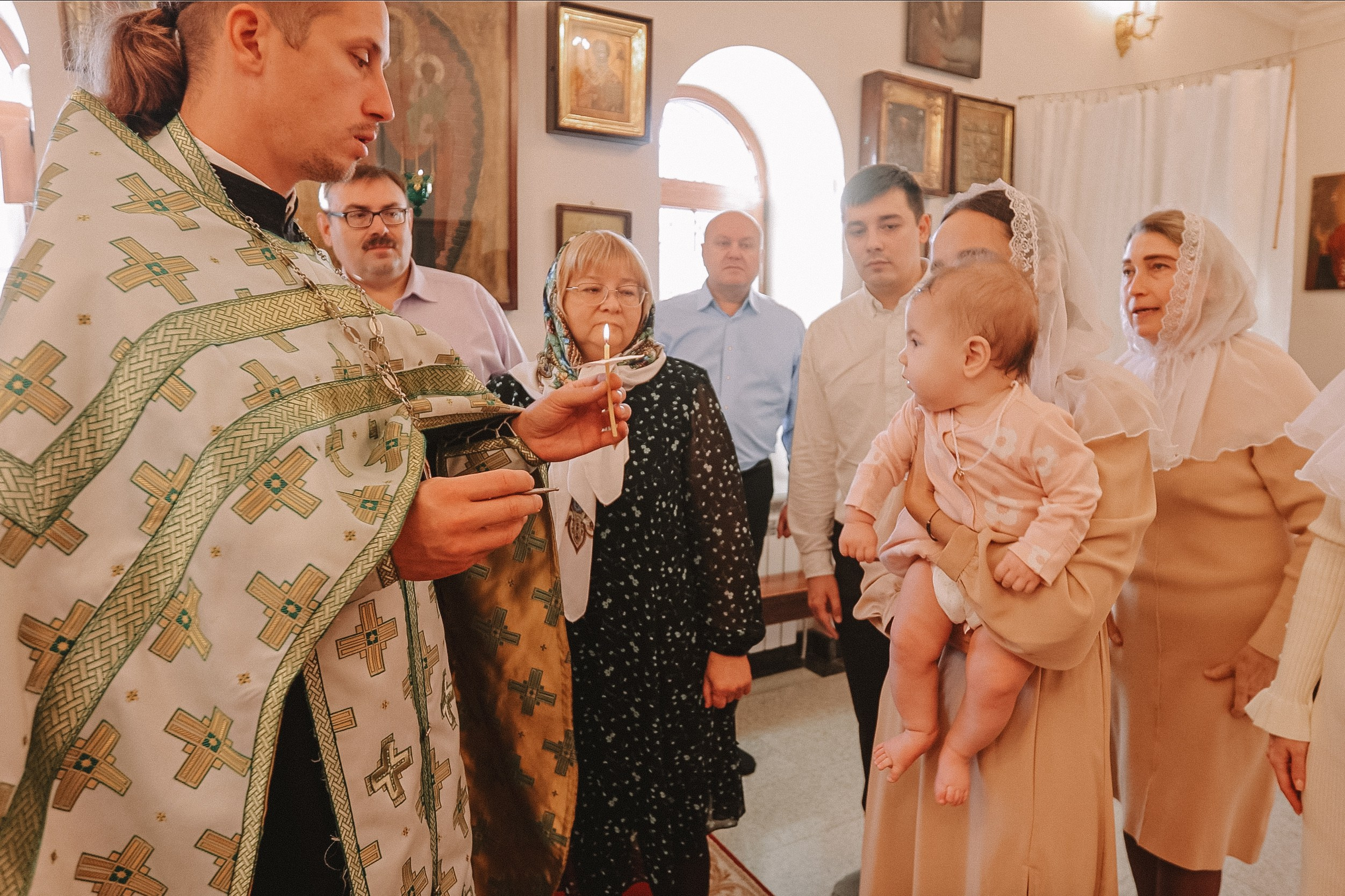 Крещение круглая церковь. Семейный фотограф Тюмень, фотограф на роды Салмина Мария