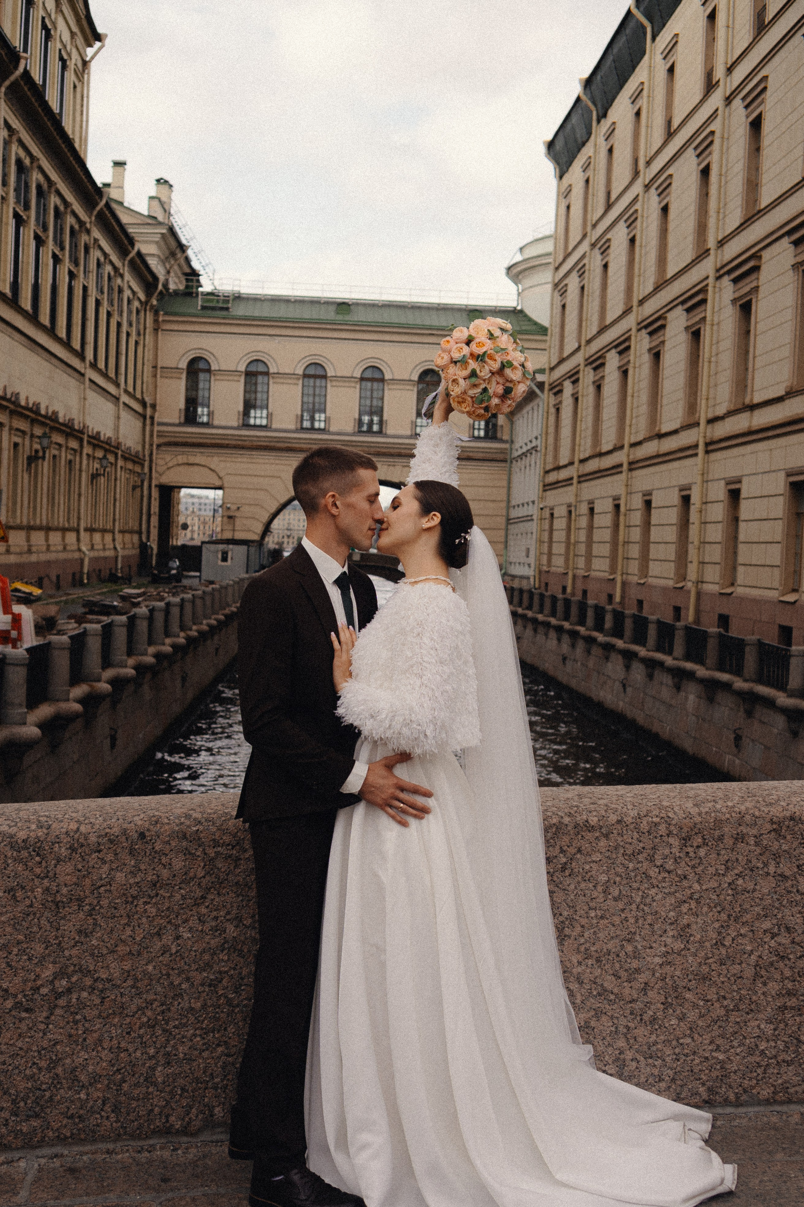 СВАДЕБНАЯ ПРОГУЛКА В САНТК-ПЕТЕРБУРГЕ (ИСАКИЕВСКИЙ СОБОР, ЗИМНЯЯ КАНАВКА, ЭРМИТАЖ И БОЛЬШАЯ МОРСКАЯ УЛИЦА). Профессиональный фотограф, Санкт-Петербург — Виктория Богомолова