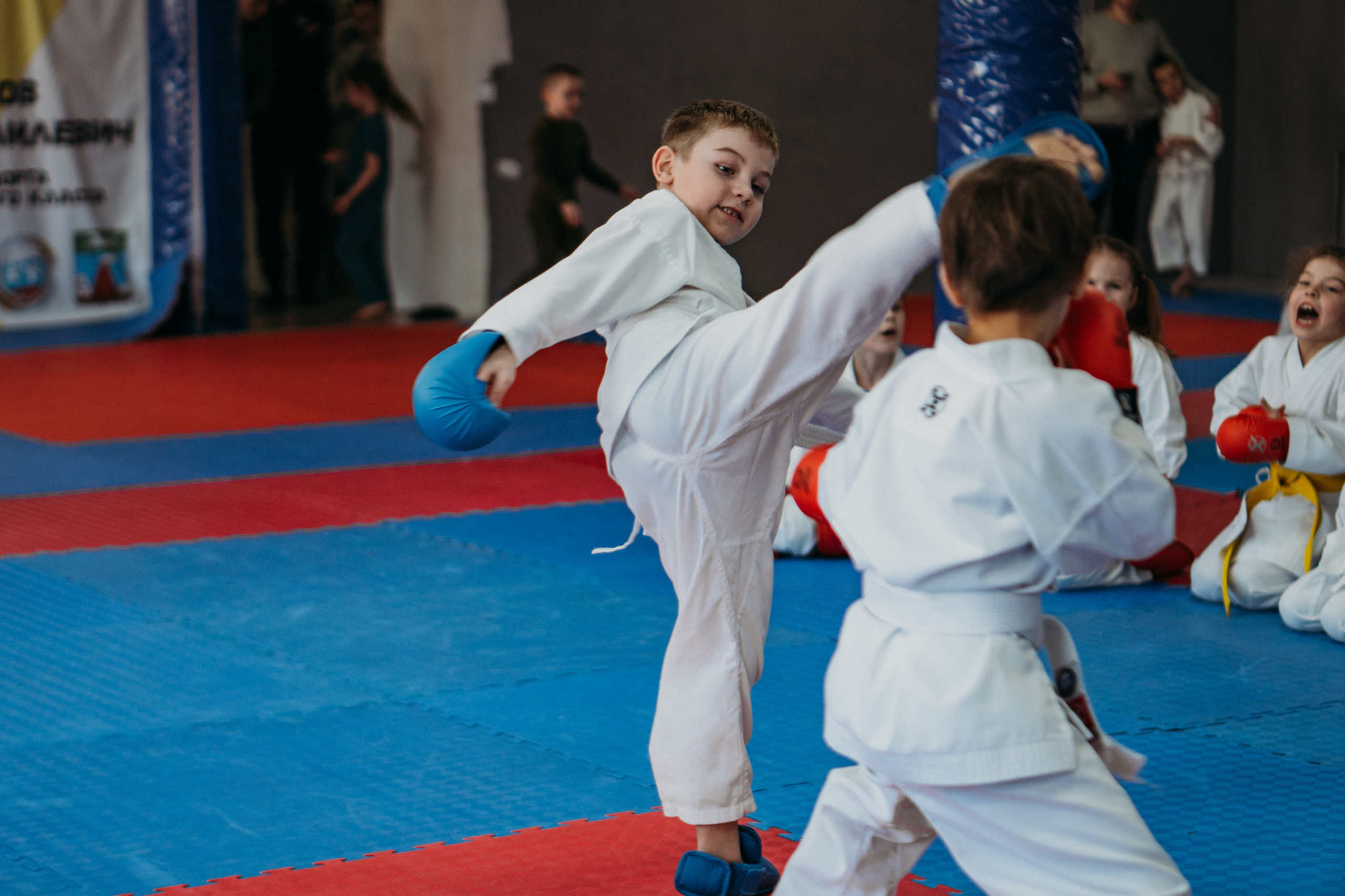 Тренировка каратистов. Семейный домашний фотограф в Барнауле Мария Лобастова