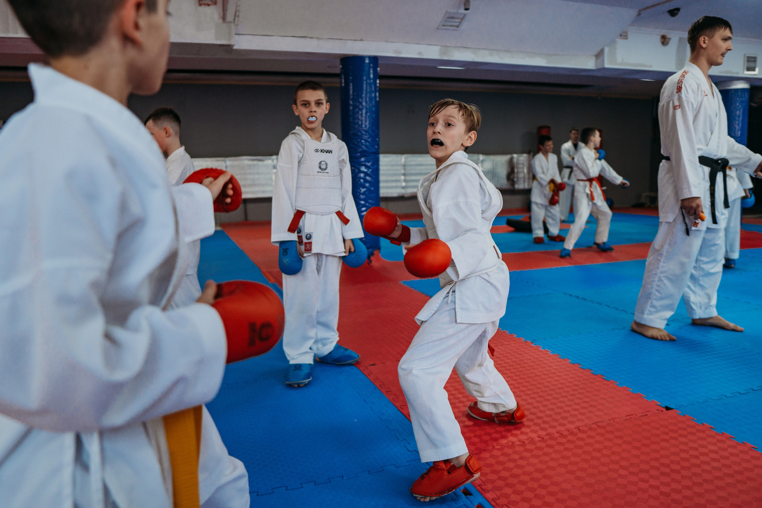 Тренировка каратистов. Семейный домашний фотограф в Барнауле Мария Лобастова