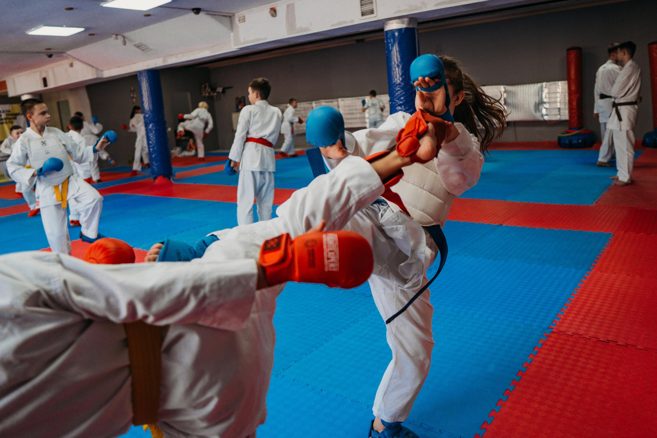 Тренировка каратистов. Семейный домашний фотограф в Барнауле Мария Лобастова