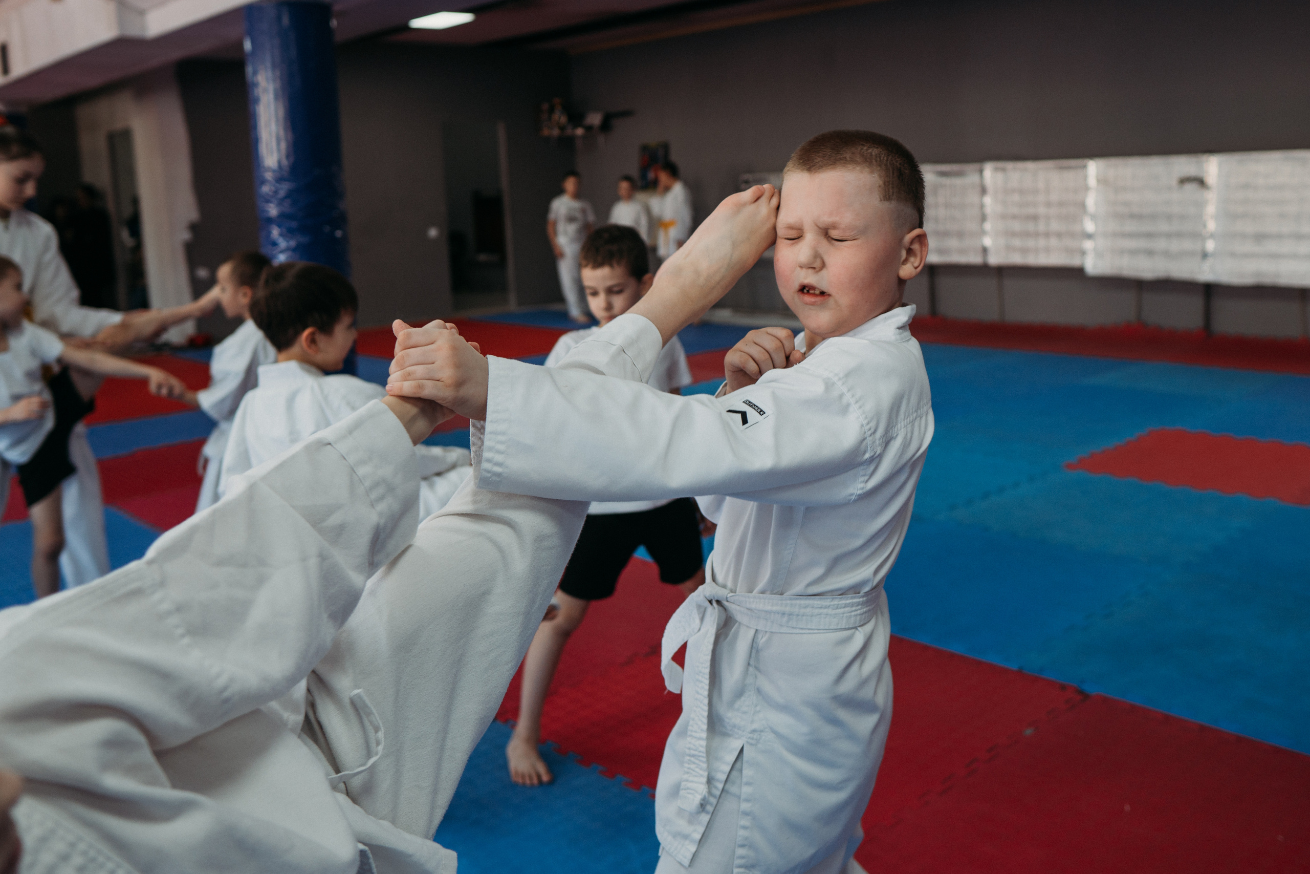 Тренировка каратистов. Семейный домашний фотограф в Барнауле Мария Лобастова