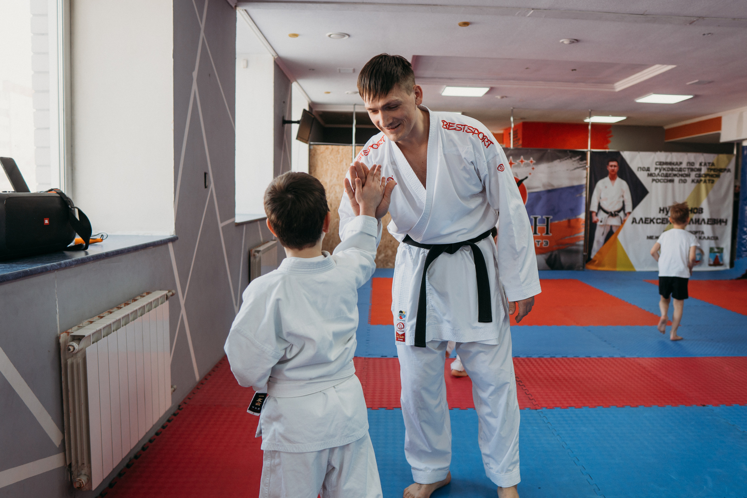 Тренировка каратистов. Семейный домашний фотограф в Барнауле Мария Лобастова