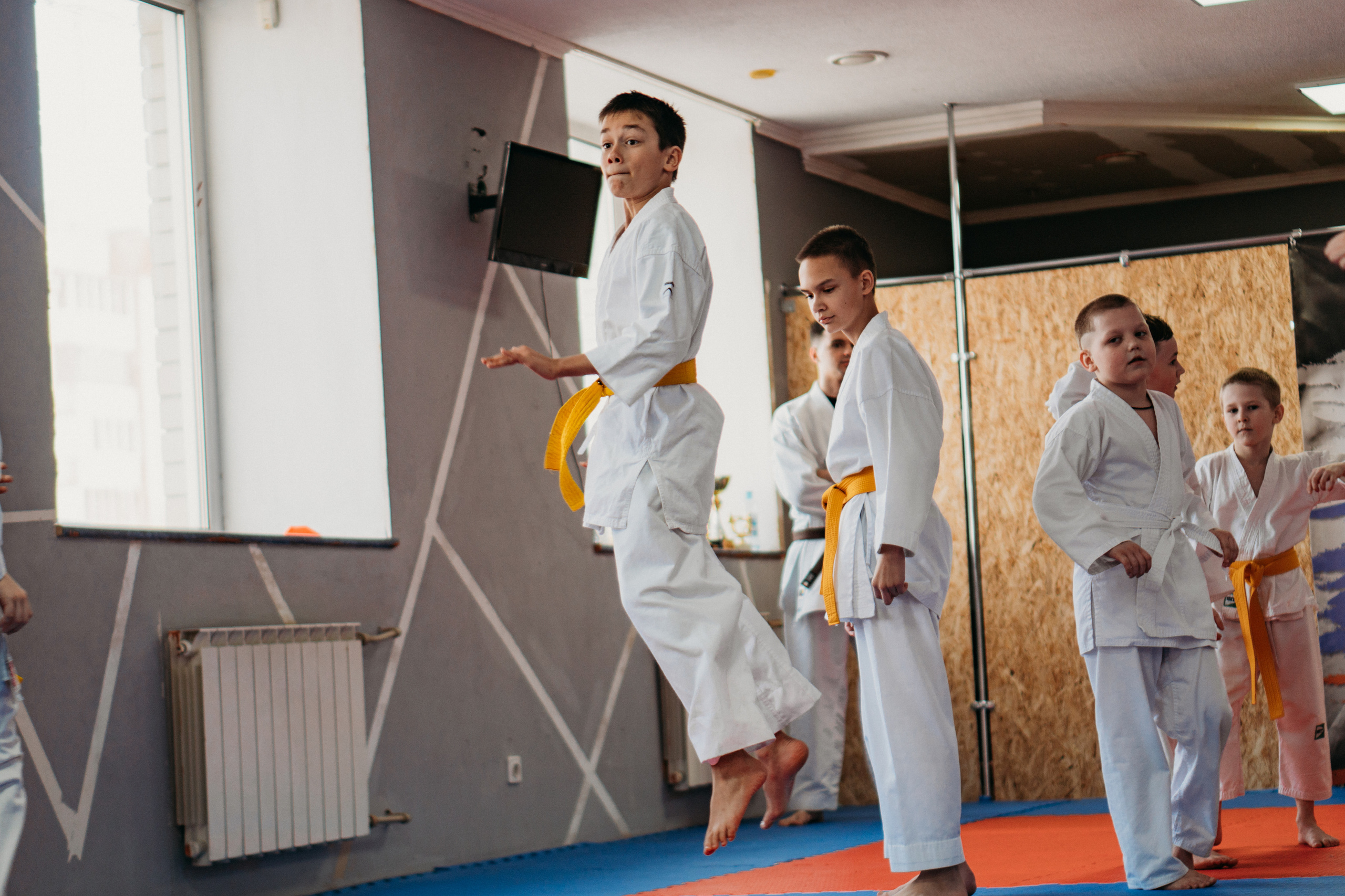 Тренировка каратистов. Семейный домашний фотограф в Барнауле Мария Лобастова