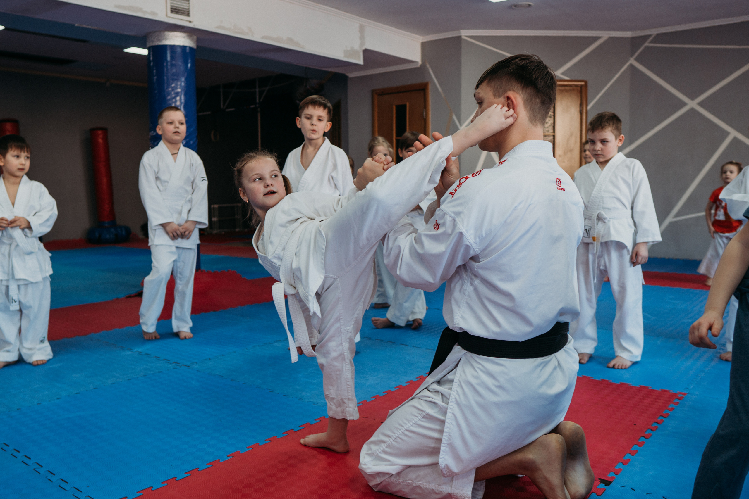 Тренировка каратистов. Семейный домашний фотограф в Барнауле Мария Лобастова