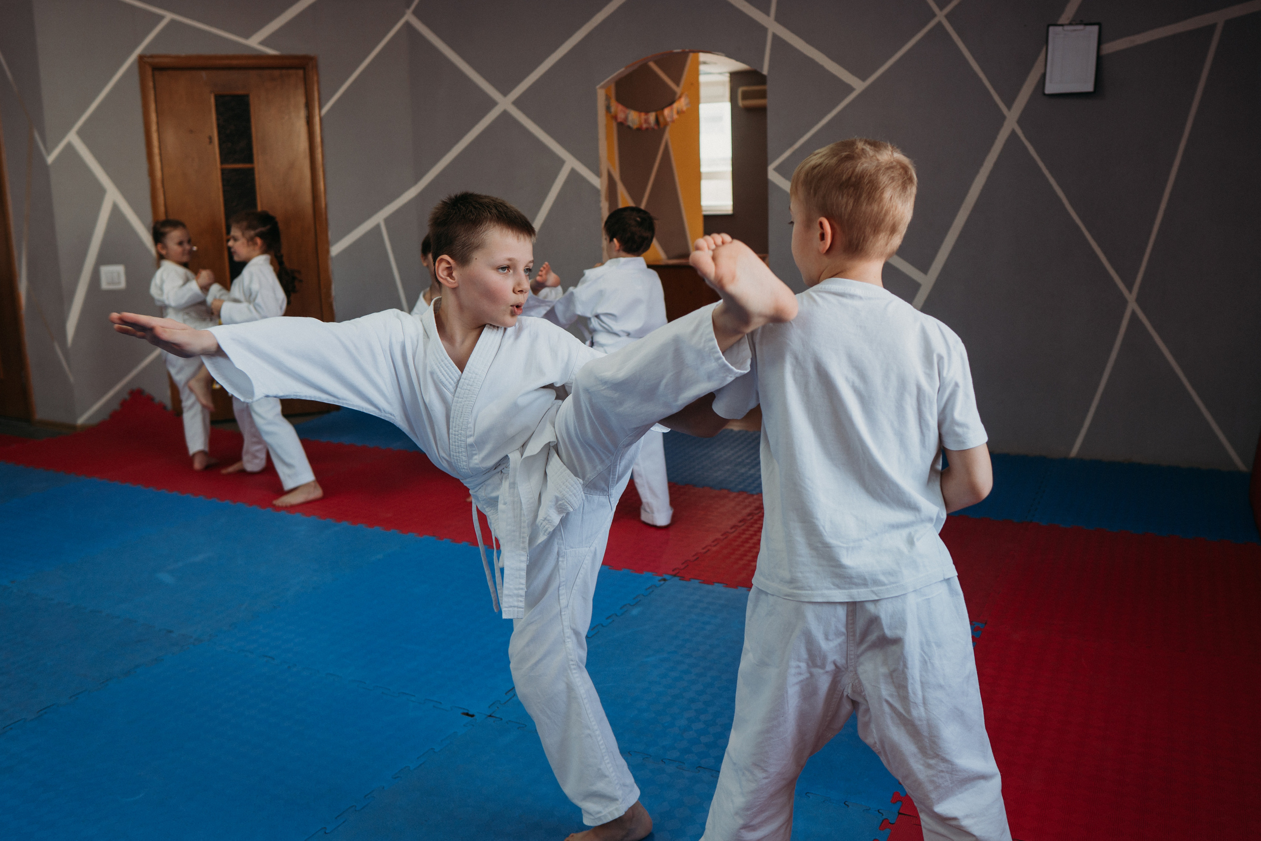 Тренировка каратистов. Семейный домашний фотограф в Барнауле Мария Лобастова