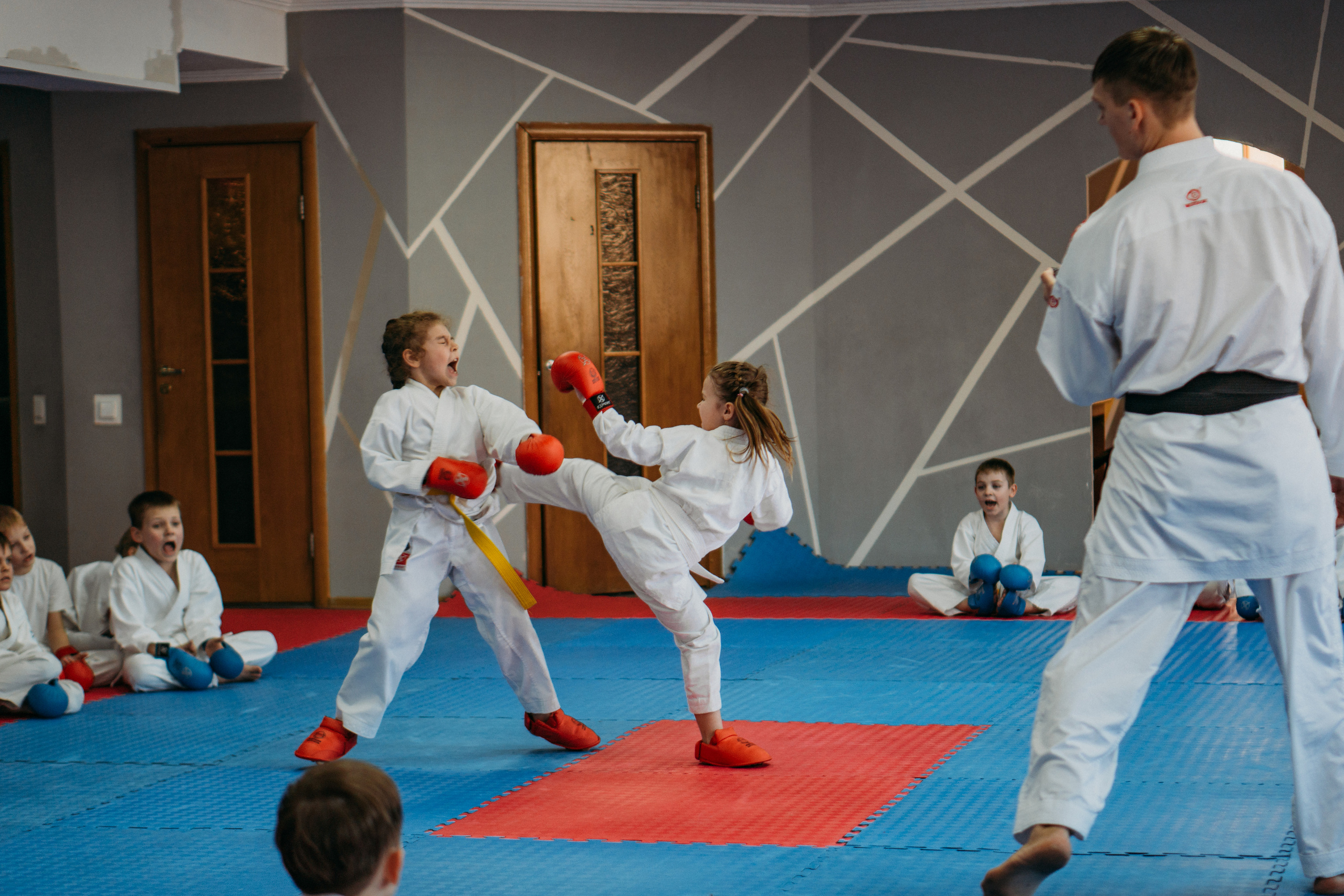 Тренировка каратистов. Семейный домашний фотограф в Барнауле Мария Лобастова