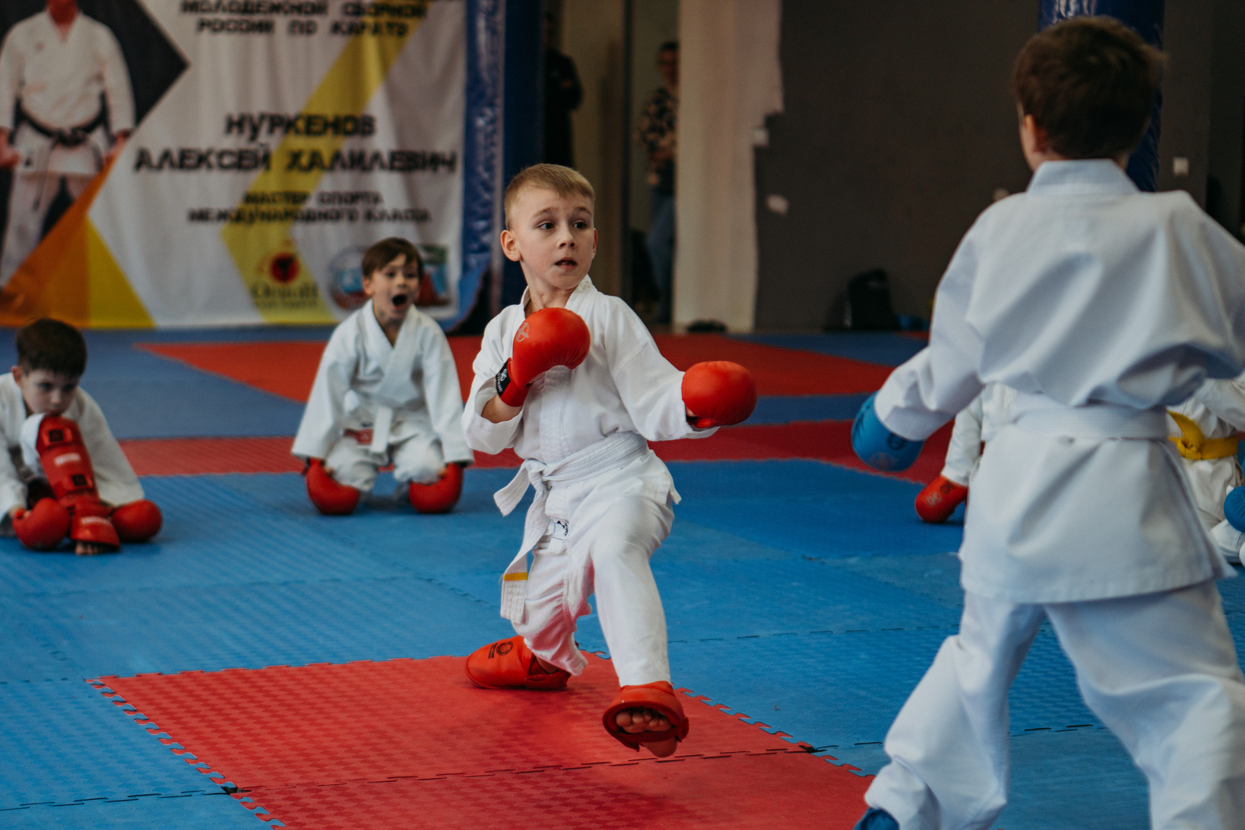Тренировка каратистов. Семейный домашний фотограф в Барнауле Мария Лобастова