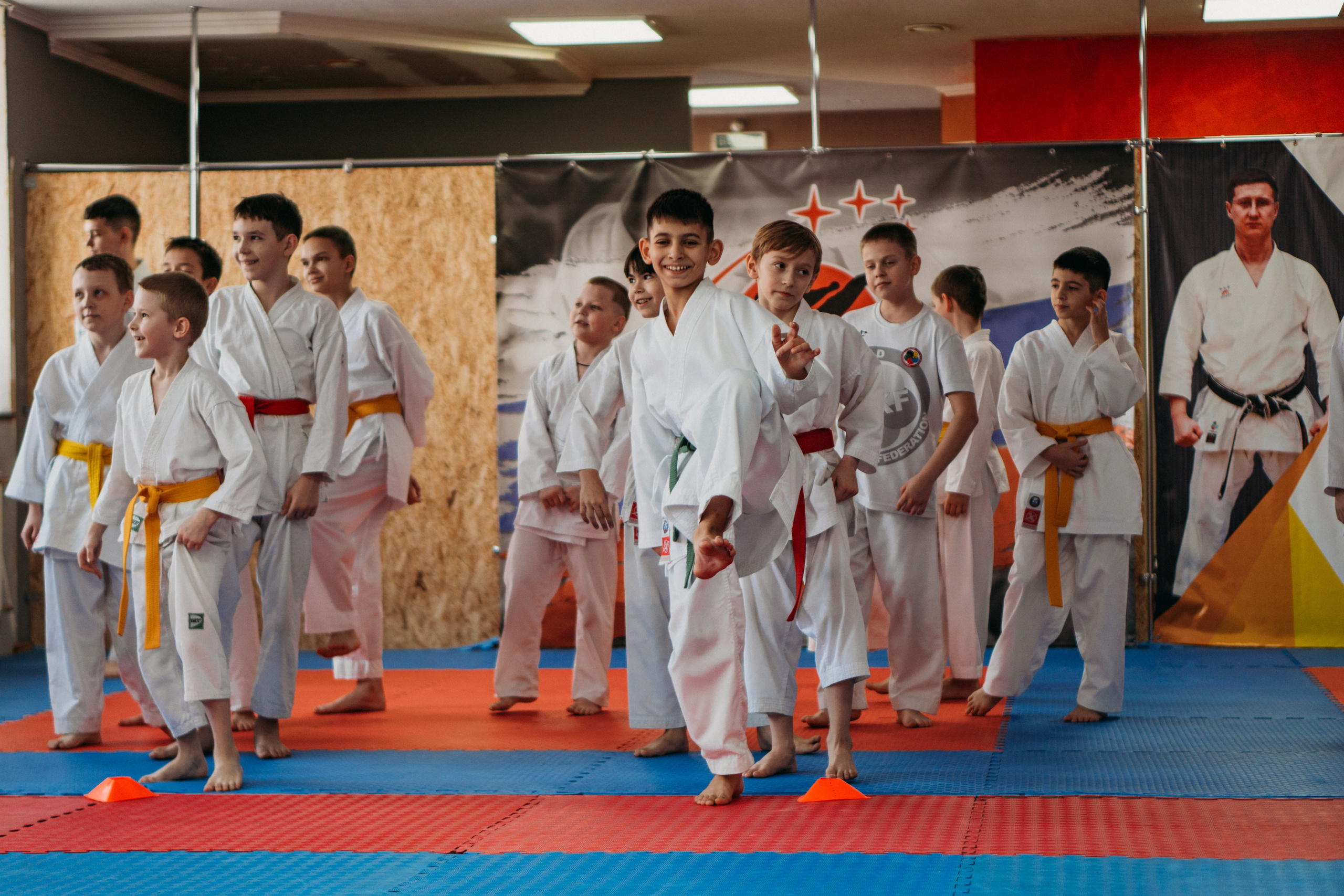 Тренировка каратистов. Семейный домашний фотограф в Барнауле Мария Лобастова