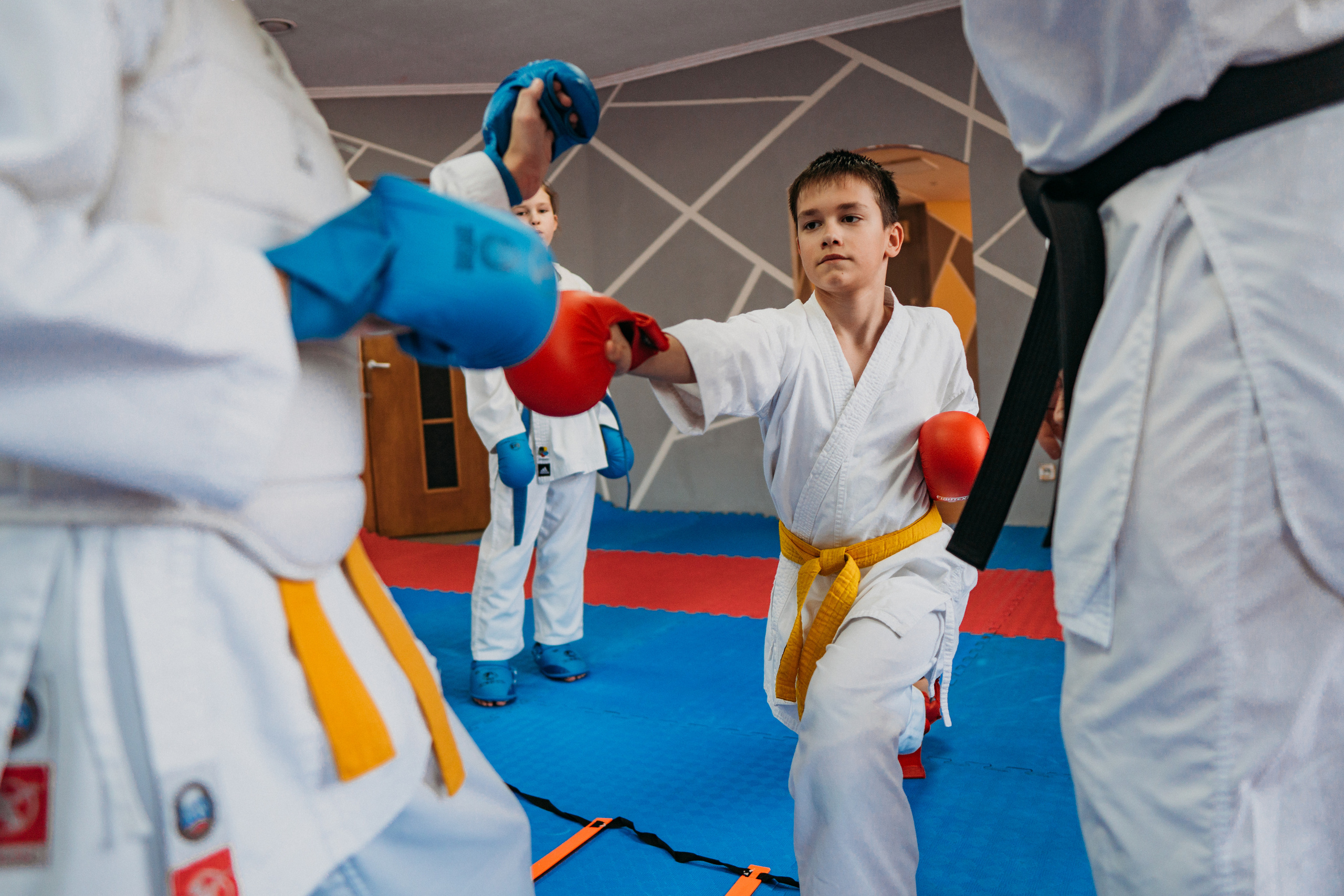 Тренировка каратистов. Семейный домашний фотограф в Барнауле Мария Лобастова