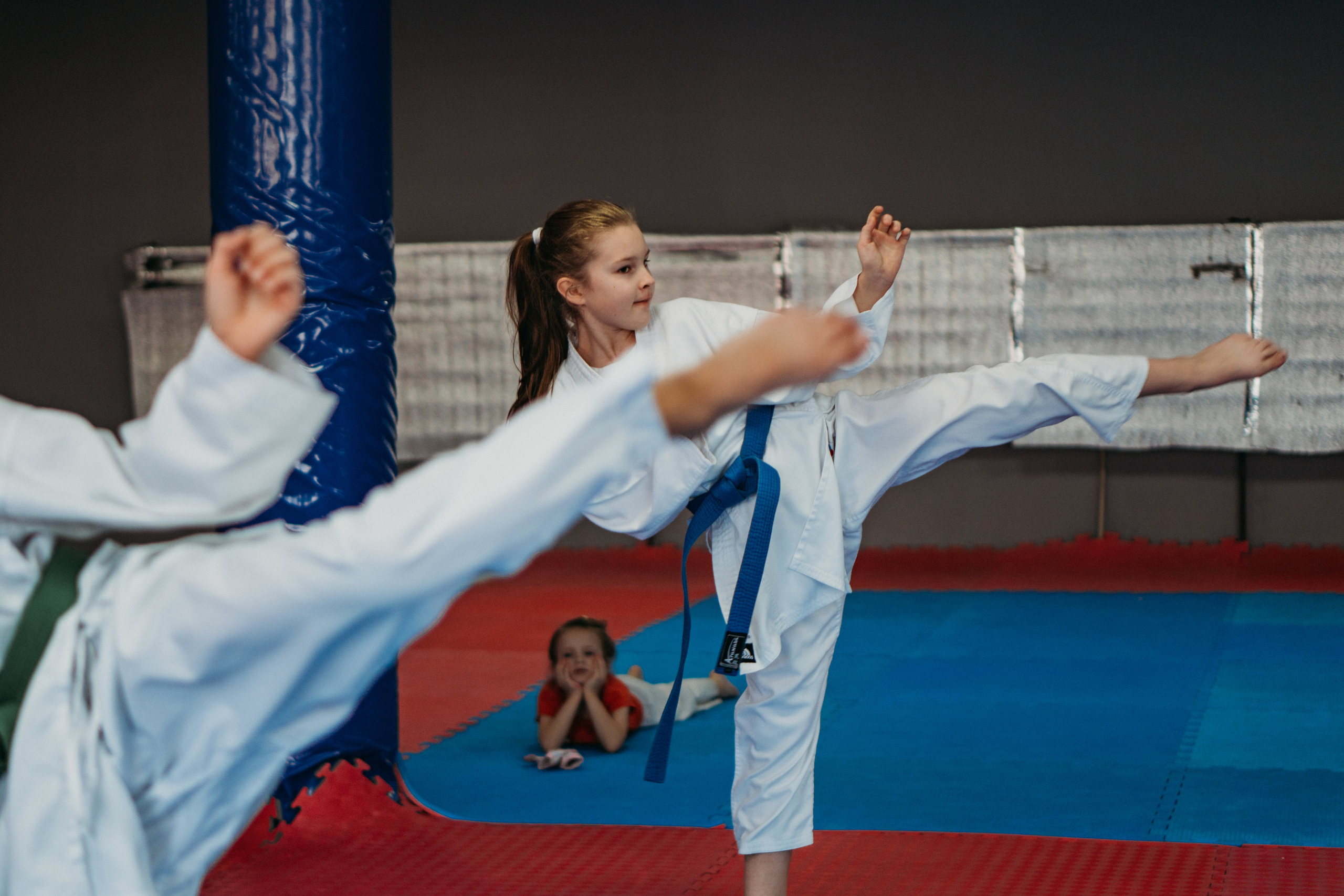 Тренировка каратистов. Семейный домашний фотограф в Барнауле Мария Лобастова