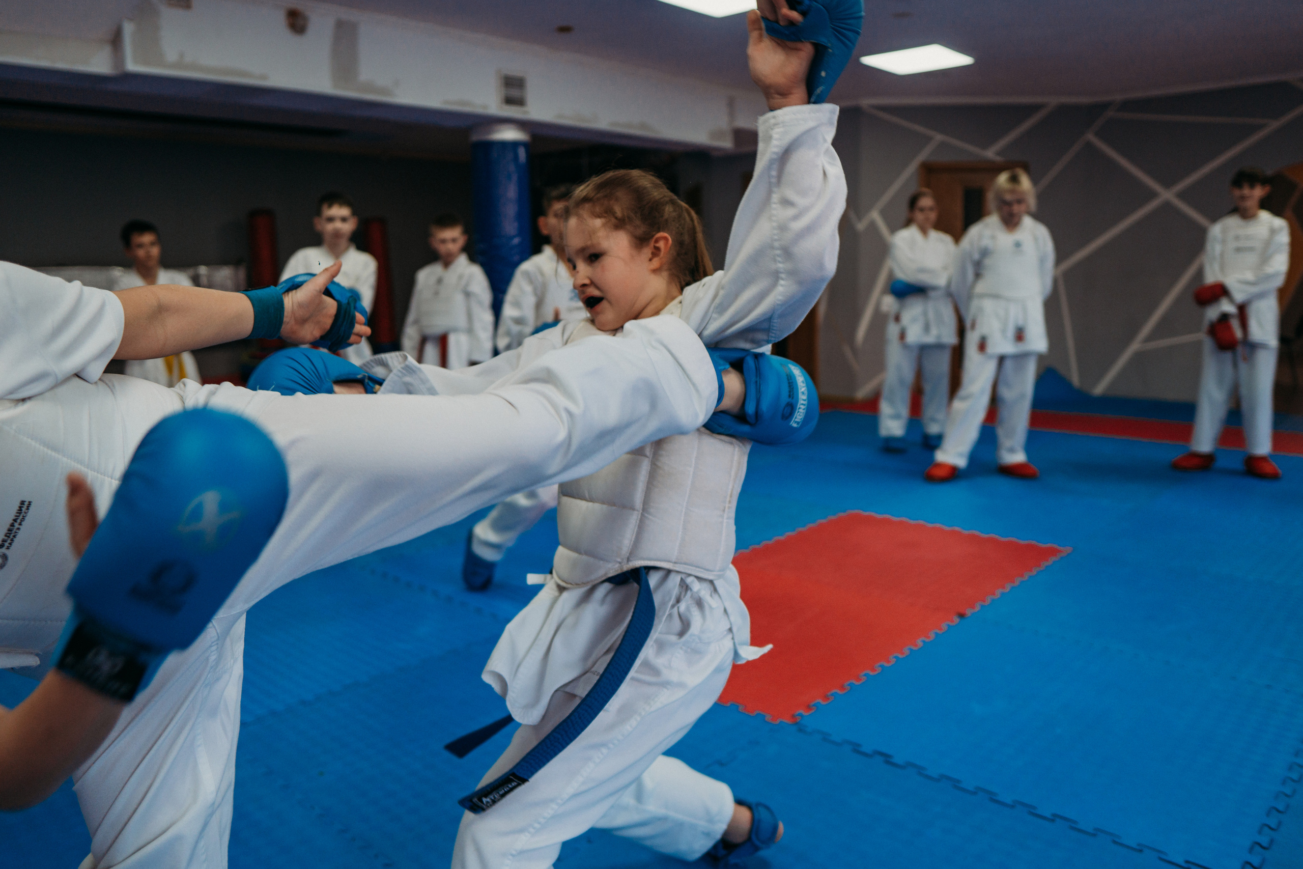 Тренировка каратистов. Семейный домашний фотограф в Барнауле Мария Лобастова