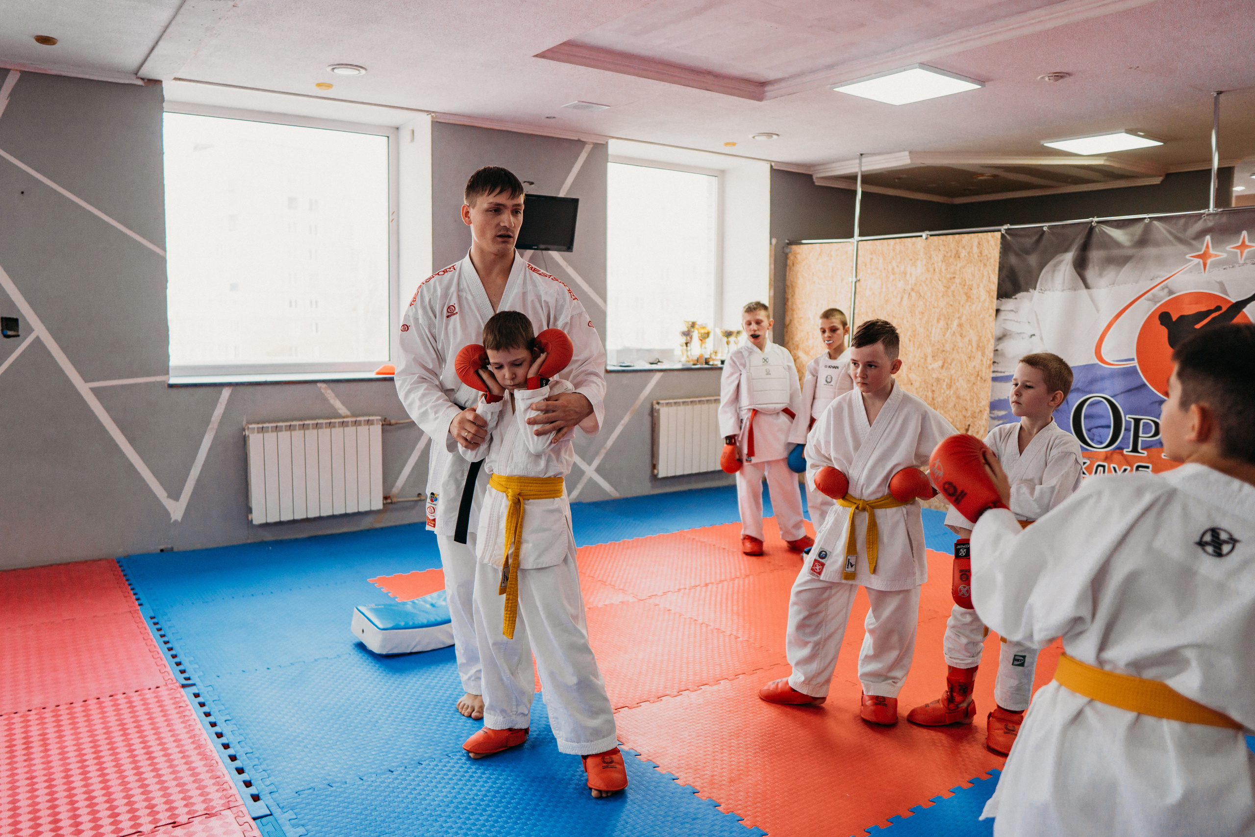 Тренировка каратистов. Семейный домашний фотограф в Барнауле Мария Лобастова